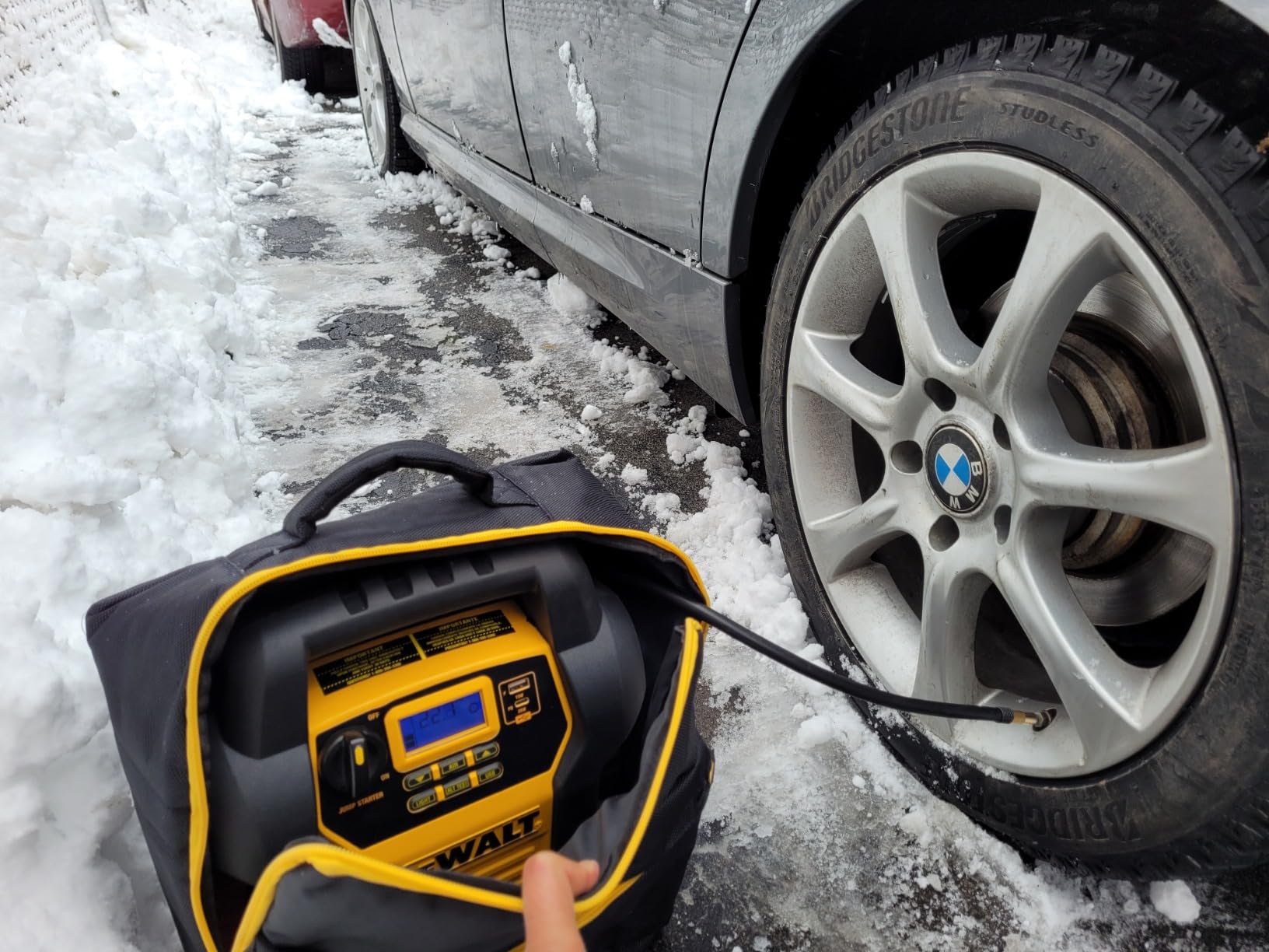 DEWALT Jump Starter DXAEJ14 1600 Amps with Compressor | Portable Power Station with 15W USB-A and 25W USB-C Power customer photo 1
