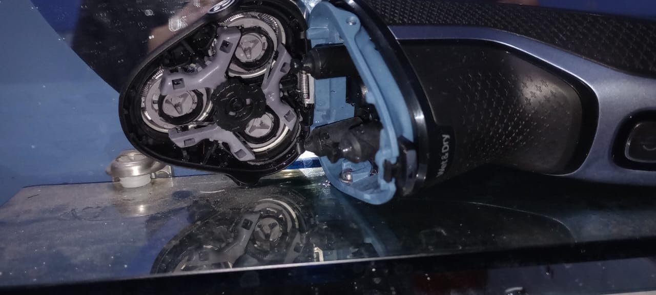 Philips Norelco 3600 Electric Shaver, Storm Blue | 27 Self Sharpening ComfortCut Blades, 5D Pivot & Flex Heads, Wet or Dry Use, Includes Travel Pouch, S3243/91 customer photo 1