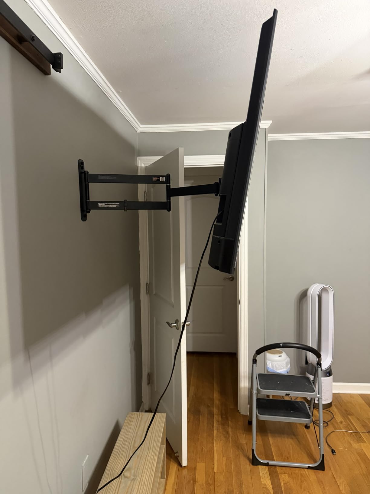 Perlegear Corner TV Wall Mount Long Arm TV Mount Bracket for 37-75 Inch TVs | Full Motion Wall Mount with 32.37