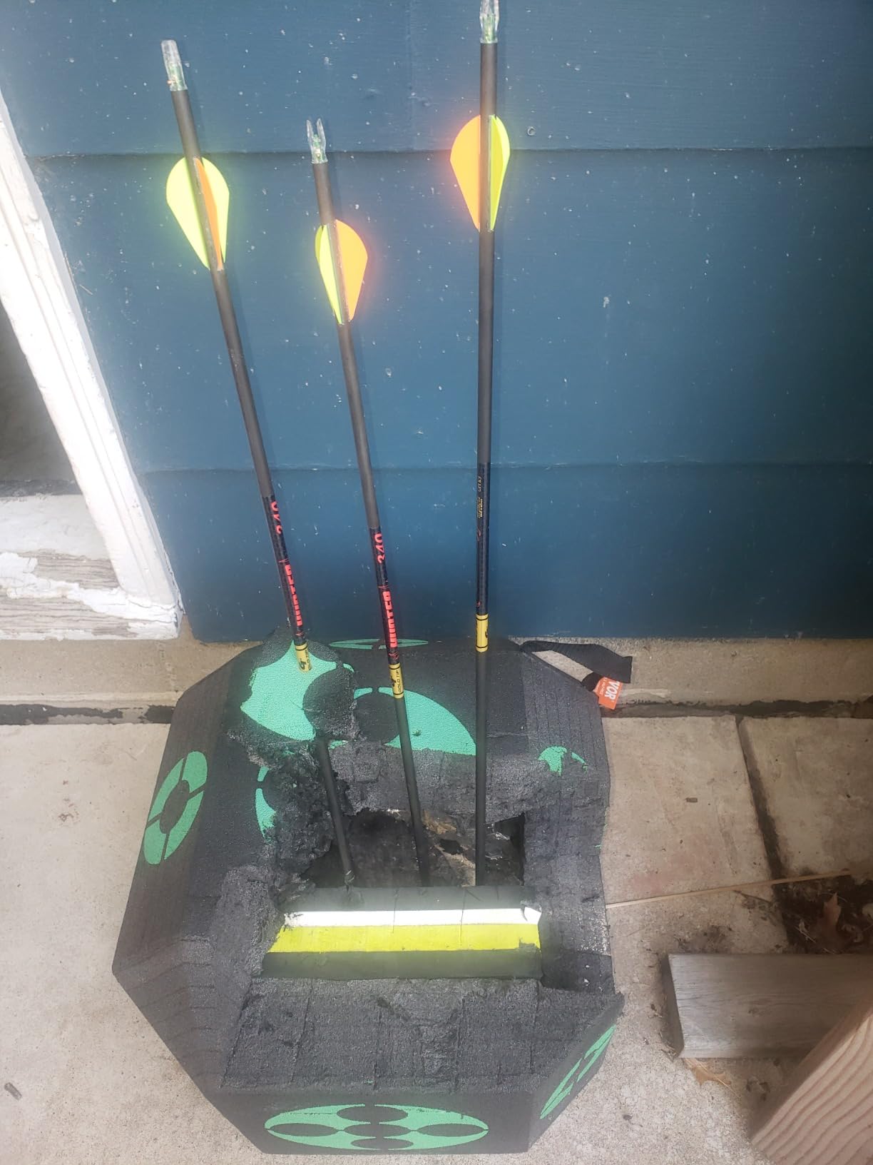 VEVOR Archery Target Block, All-Side Bow Target Block, Outdoor Portable Archery Target with Carry Handle, Easy Arrow Removal, Great Visibility, Lightweight, Easy to Transport, Black customer photo 1