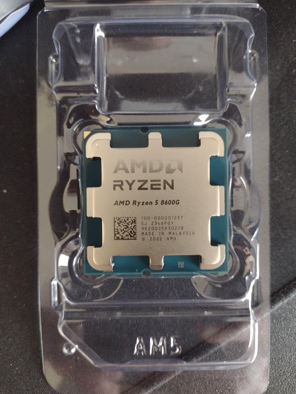 AMD Ryzen 5 8600G 6-Core 12-Thread Desktop Processor customer photo 1