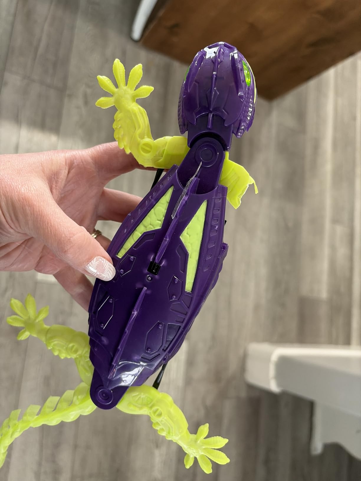 HEX BOTS Wall Crawler Gecko Rechargeable Remote Control Toy | Lizard RC Toy, Wall Climbing Technology, Realistic Limbs, Easy to Use Remote, Prank Toys & Gifts for Kids Ages 4+ customer photo 1