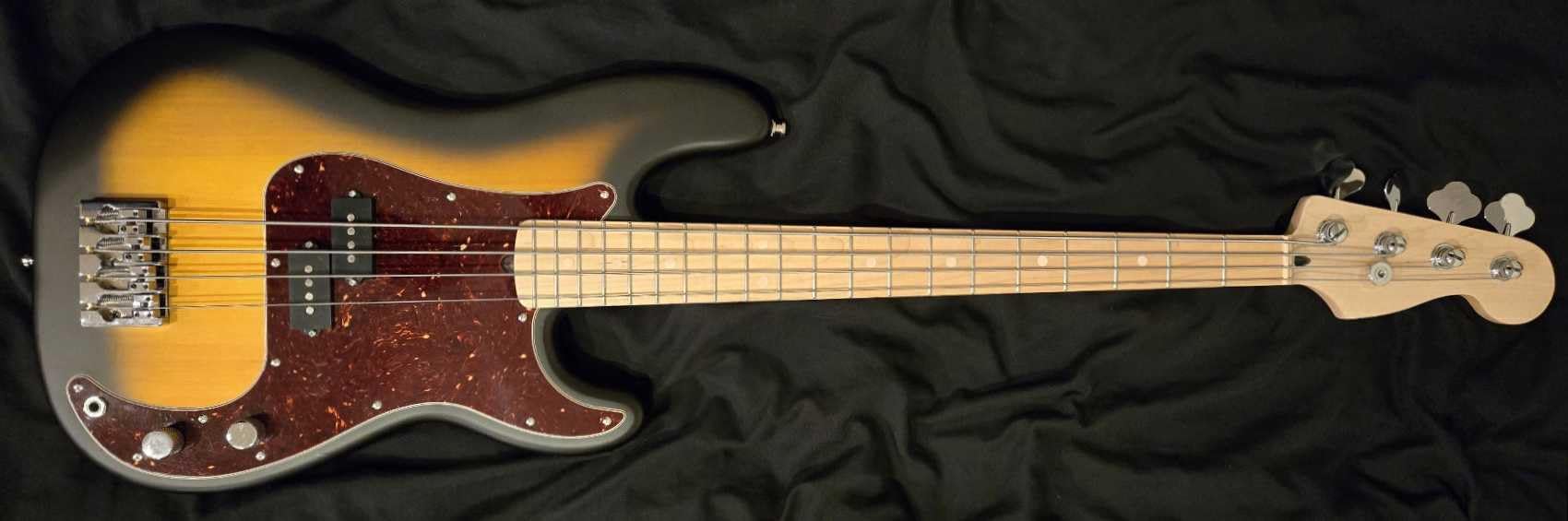 Fender Squier Debut Series Precision Bass Guitar, Beginner Guitar, with 2-Year Warranty, Includes Free Lessons, Black with Matte Finish customer photo 1