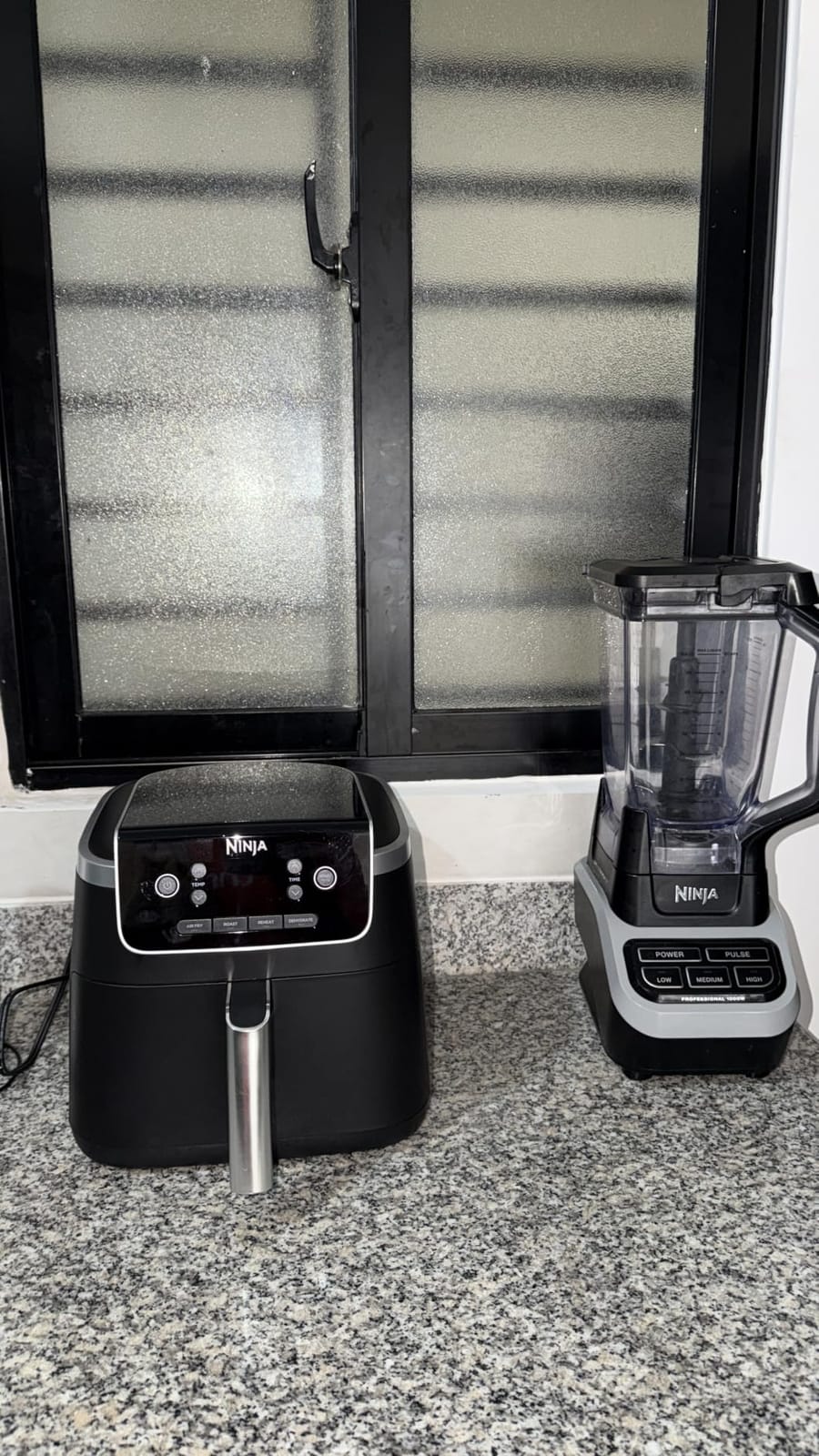 Ninja Air Fryer Pro, 5 Qt, 4-in-1, Grey, AF141, 1750W, 400F max customer photo 1