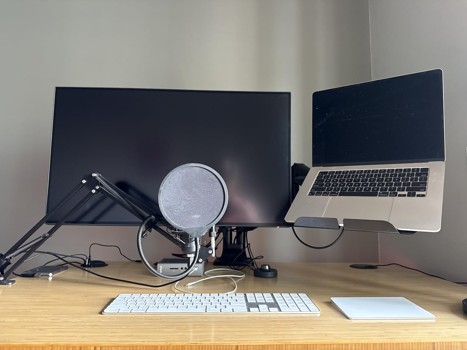 BenQ PD3225U 32 Inch 4K IPS Black UHD Thunderbolt Monitor for MacBook, AQCOLOR, 98% P3, 100% sRGB & Rec.709, USB-C 85W, USB Hub, Daisy Chain, KVM Switch customer photo 1