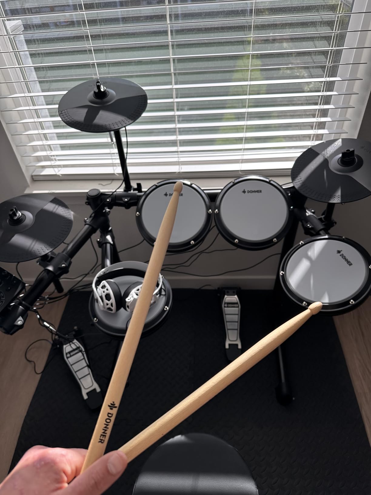 Electric Drums, Donner DED-200 LITE Electronic Drum Kit for Beginner with 450+ Sounds, USB MIDI, Quiet Mesh Pads, Throne, Headphones, Sticks and 40 Melodics Lessons customer photo 1