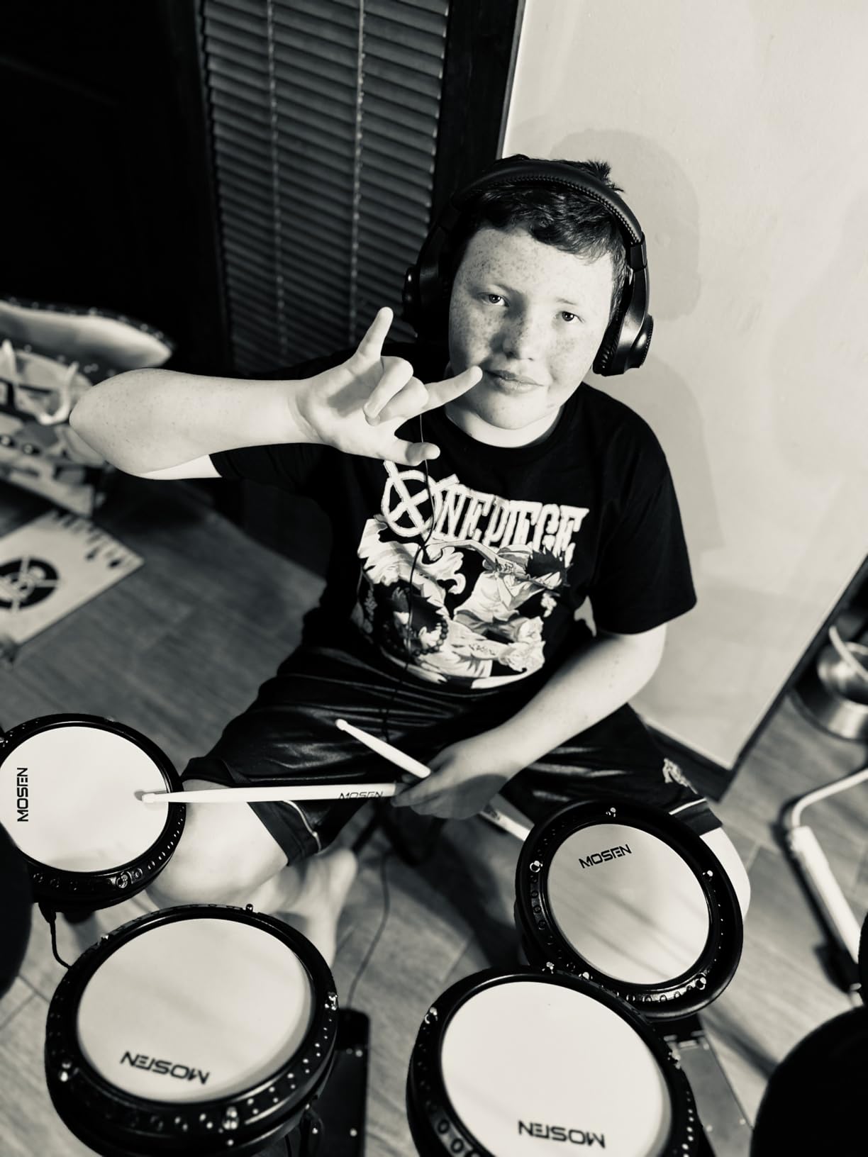 MOSEN Electric Drum Set with 4 Quiet Mesh Drum Pads, Cymbals, Sticks, Headphones, USB MIDI, Kick Pedal, 195+ Sounds and 25 Drum Kits for Beginner MED-X3 | Ideal For Home Practice customer photo 2