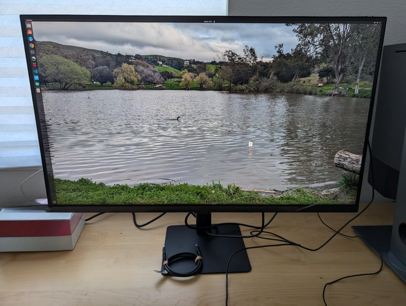 SAMSUNG 32-Inch ViewFinity S8 (S80UD) 4K UHD High Resolution Monitor with HDR10, USB-C, Height Adjustable Ergonomic Stand, Built-In KVM Switch, Advanced Eye Care, LS32D804UANXGO customer photo 2