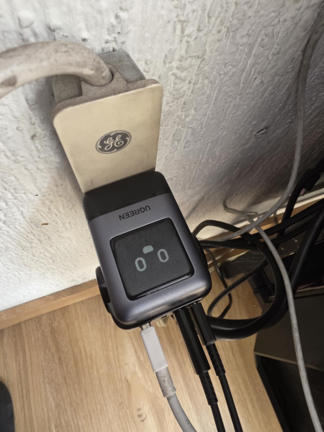 UGREEN Uno 100W 4-Port USB C Wall Charger, GaN Fast Charging Block, Black | Playful Robot Design, LED Display, Unique Gift, Fast Charging for MacBook, iPhone 17, Galaxy S26, Pixel, iPad, Steam Deck customer photo 1
