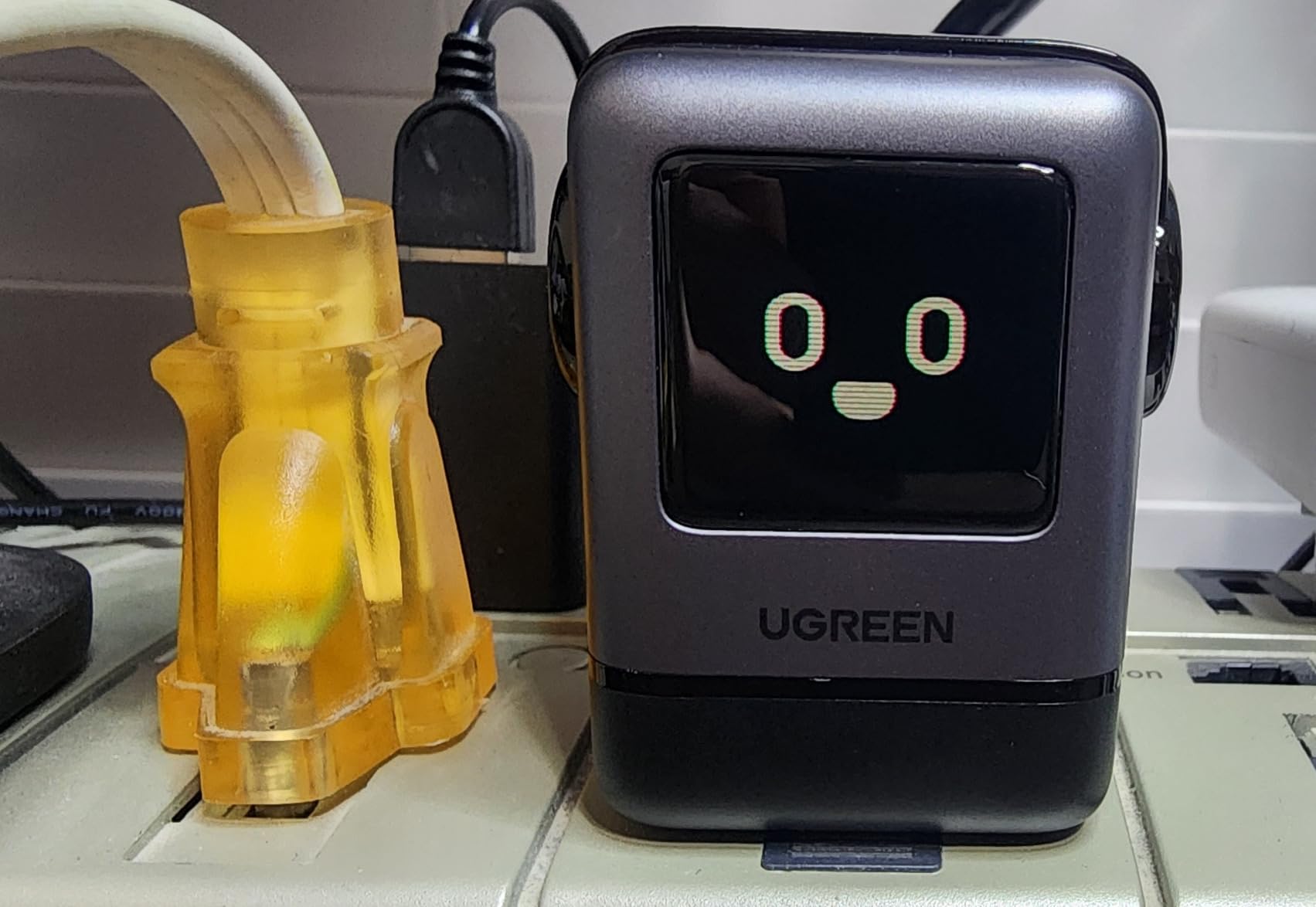 UGREEN Uno 100W 4-Port USB C Wall Charger, GaN Fast Charging Block, Black | Playful Robot Design, LED Display, Unique Gift, Fast Charging for MacBook, iPhone 17, Galaxy S26, Pixel, iPad, Steam Deck customer photo 2