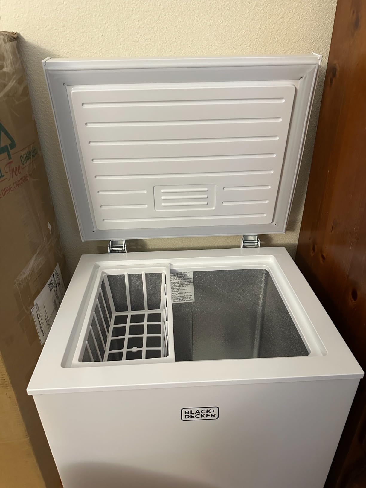 BLACK+DECKER 2.0 Cu. Ft. Compact Chest Freezer, BCFK206, White customer photo 2