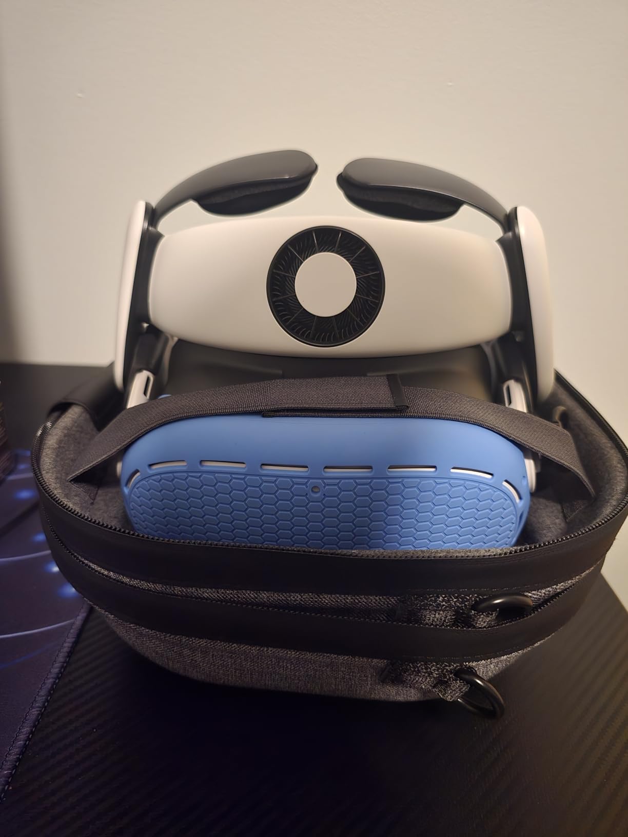 BOBOVR C3 Carrying Case, Three Versatile Modes, Desktop Stand for Tidy Workspace, Compatible with Quest 3/3S customer photo 1
