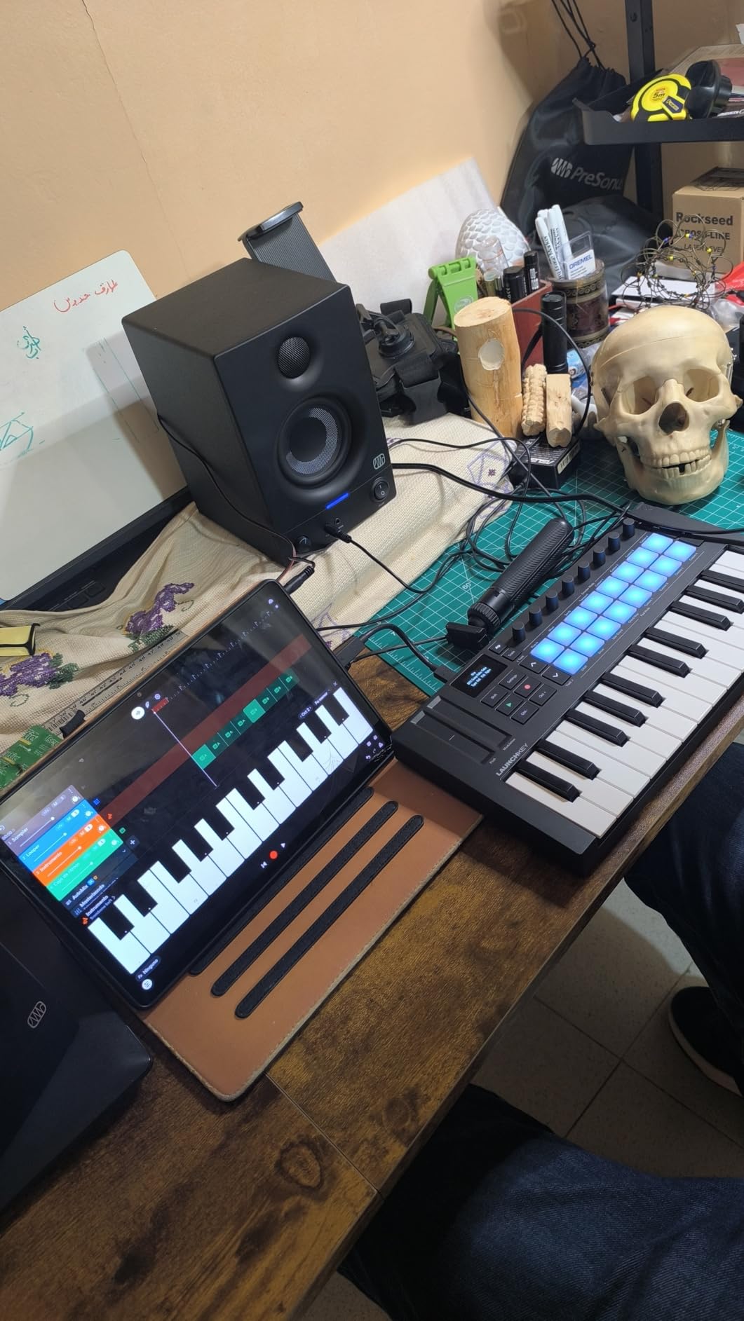 Novation Launchkey Mini 25 MK4 - Portable 25 Mini-Key, USB, MIDI Keyboard Controller with DAW Integration. Chord Mode, Scale Mode, Drum Pads, and Arpeggiator. Includes Music Creation Software Bundle customer photo 1