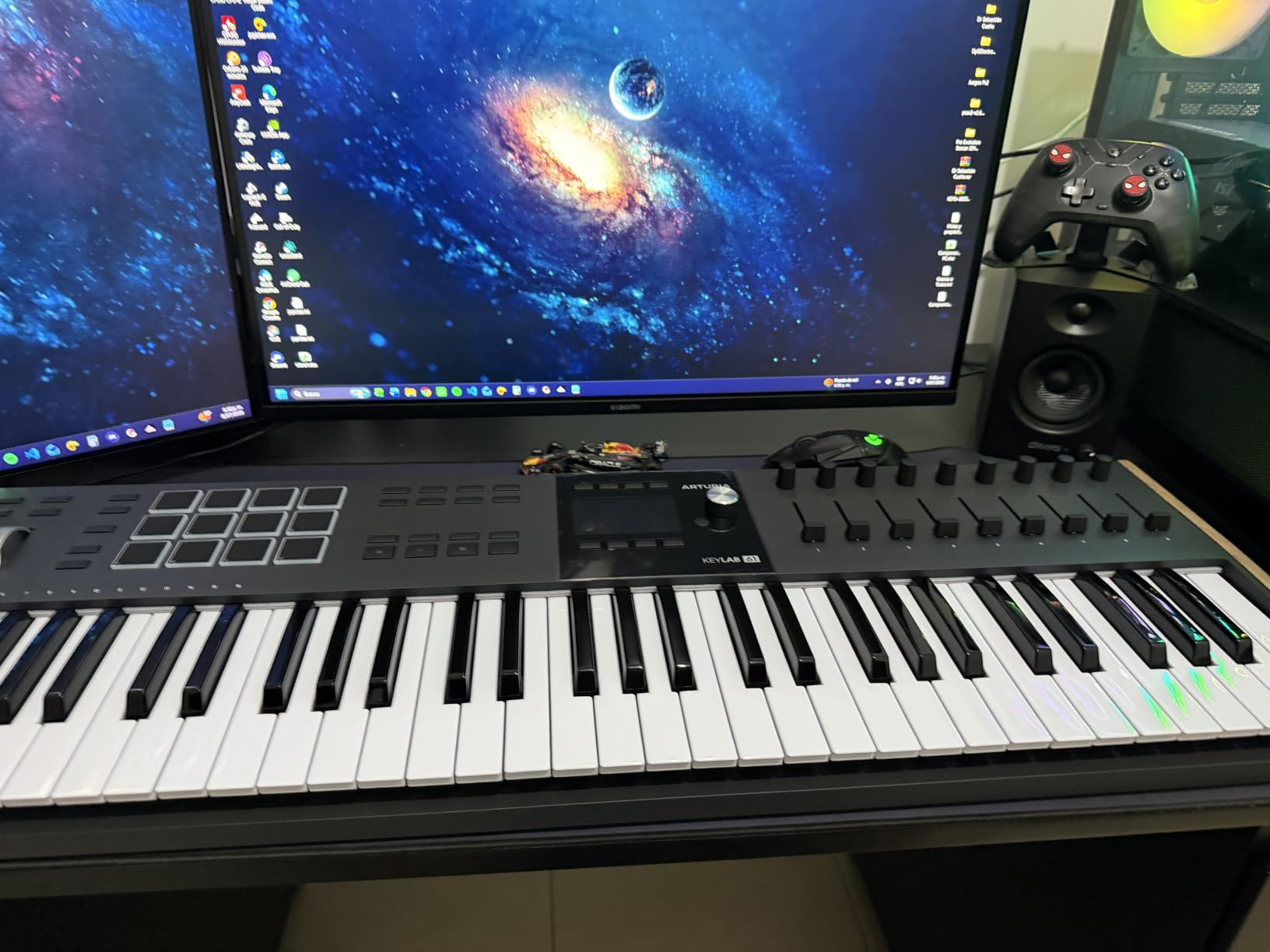 Arturia KeyLab 49 mk3 White - 49 Key USB MIDI Keyboard Controller with Analog Lab Pro Software Included | 49-Note Semi-Weighted Keys with Channel Aftertouch, 12 Pads, 9 Encoders, 9 Faders customer photo 1