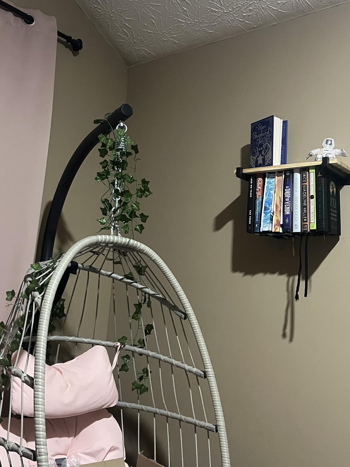 NANATI 2 Set of Floating Bookshelf, Pine Wood Invisible Bookshelf, Hanging Bookshelves for Wall, Unique Space Saving Wall Bookcase (16.5L×8.7W×1.5H) customer photo 2