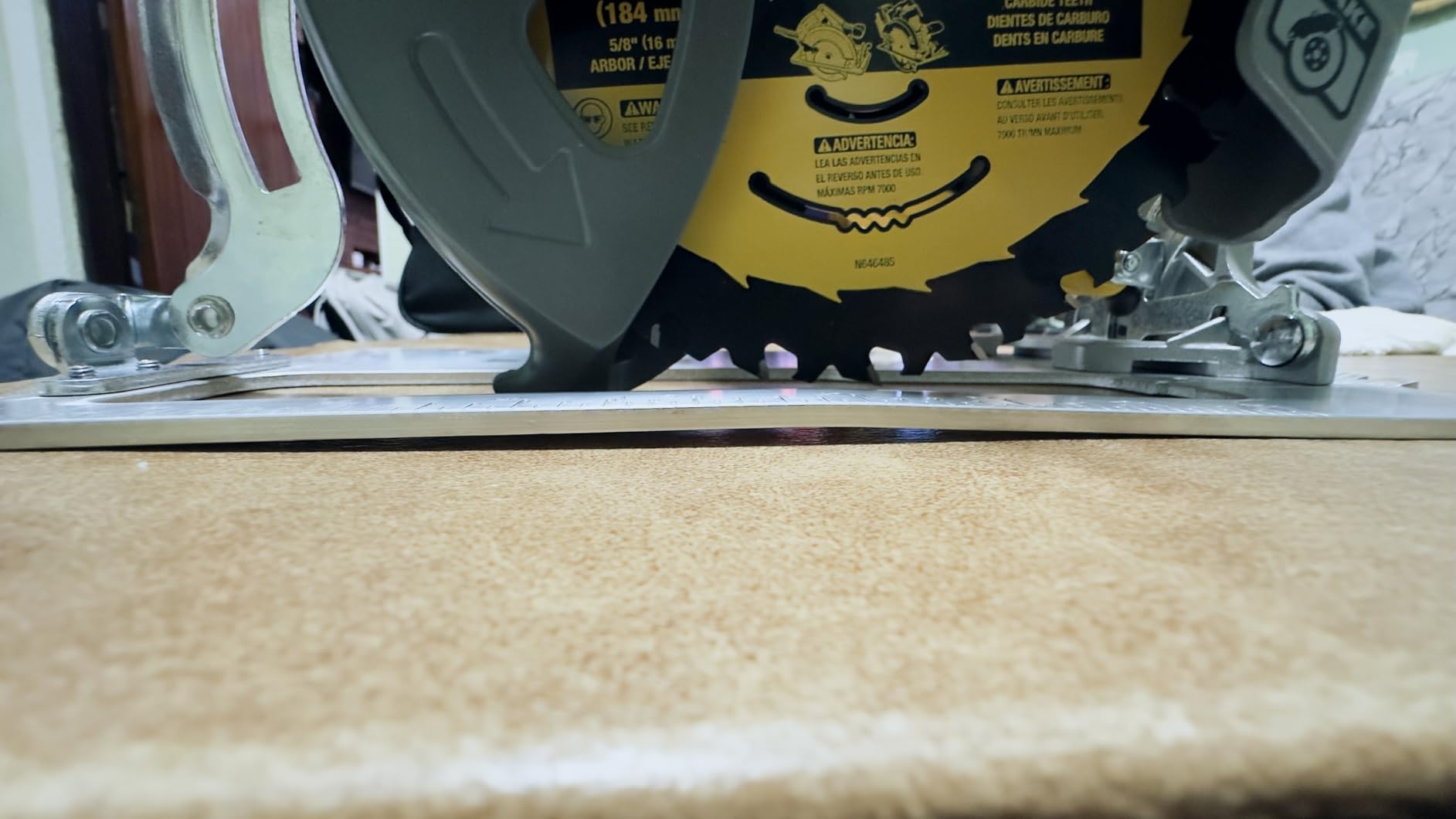 DEWALT 20V MAX XR Brushless Cordless 7-1/4 in. Circular Saw, Tool Only (DCS590B) customer photo 1