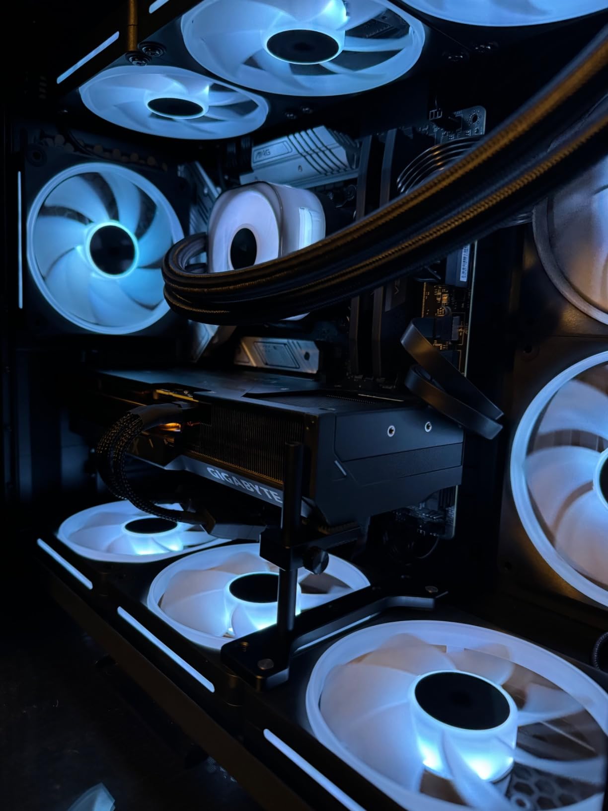 iCUE Link LX120-R RGB 120mm PWM Reverse Fans - Triple Fan Kit - Low-Noise, Magnetic Dome Bearing, Dual Light Loops, CORSAIR QuikTurn Screws, Zero RPM Mode - Black customer photo 1