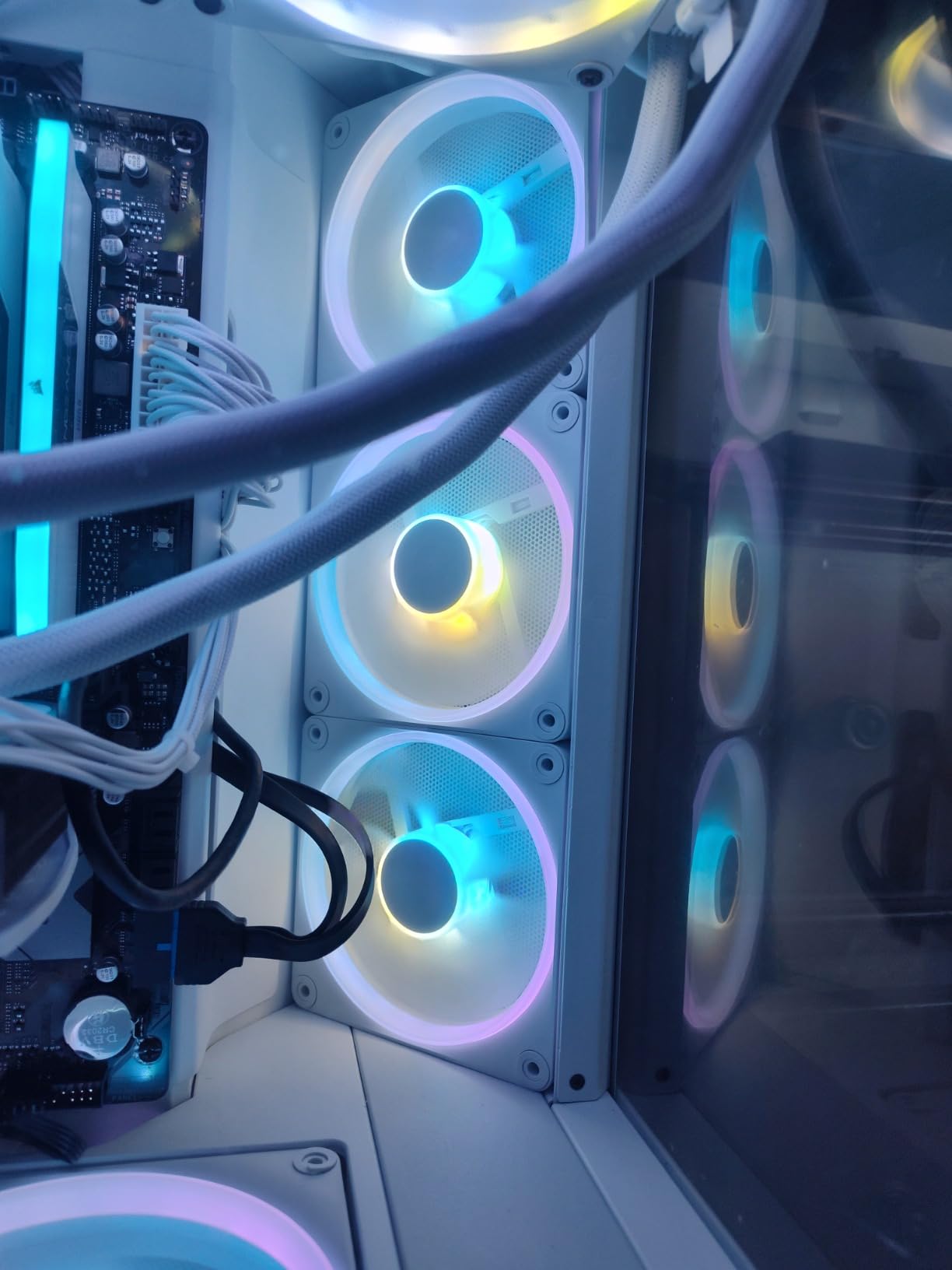 iCUE Link LX120-R RGB 120mm PWM Reverse Fans - Triple Fan Kit - Low-Noise, Magnetic Dome Bearing, Dual Light Loops, CORSAIR QuikTurn Screws, Zero RPM Mode - Black customer photo 2