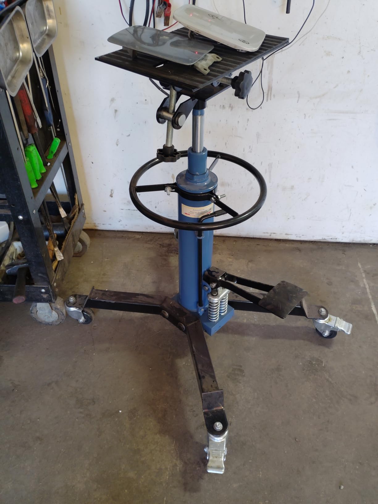 LARBANKE Hydraulic Transmission Jack with 2 Stage Hydraulic Ram, 1322 lbs Capacity with Foot Pedal, 33.4