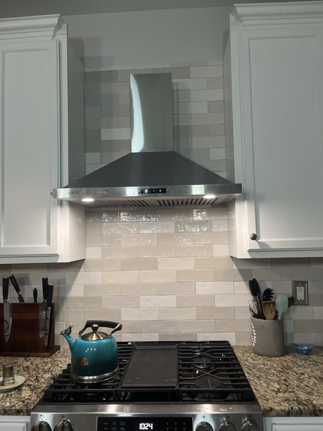 VIKIO HOME 30 Inch Wall Mount Range Hood 580 CFM Low Noise Touch Control, Ducted/Ductless Convertible, Stainless Steel Kitchen Vent Hood with 3-Speed Fan and LED Lights customer photo 1