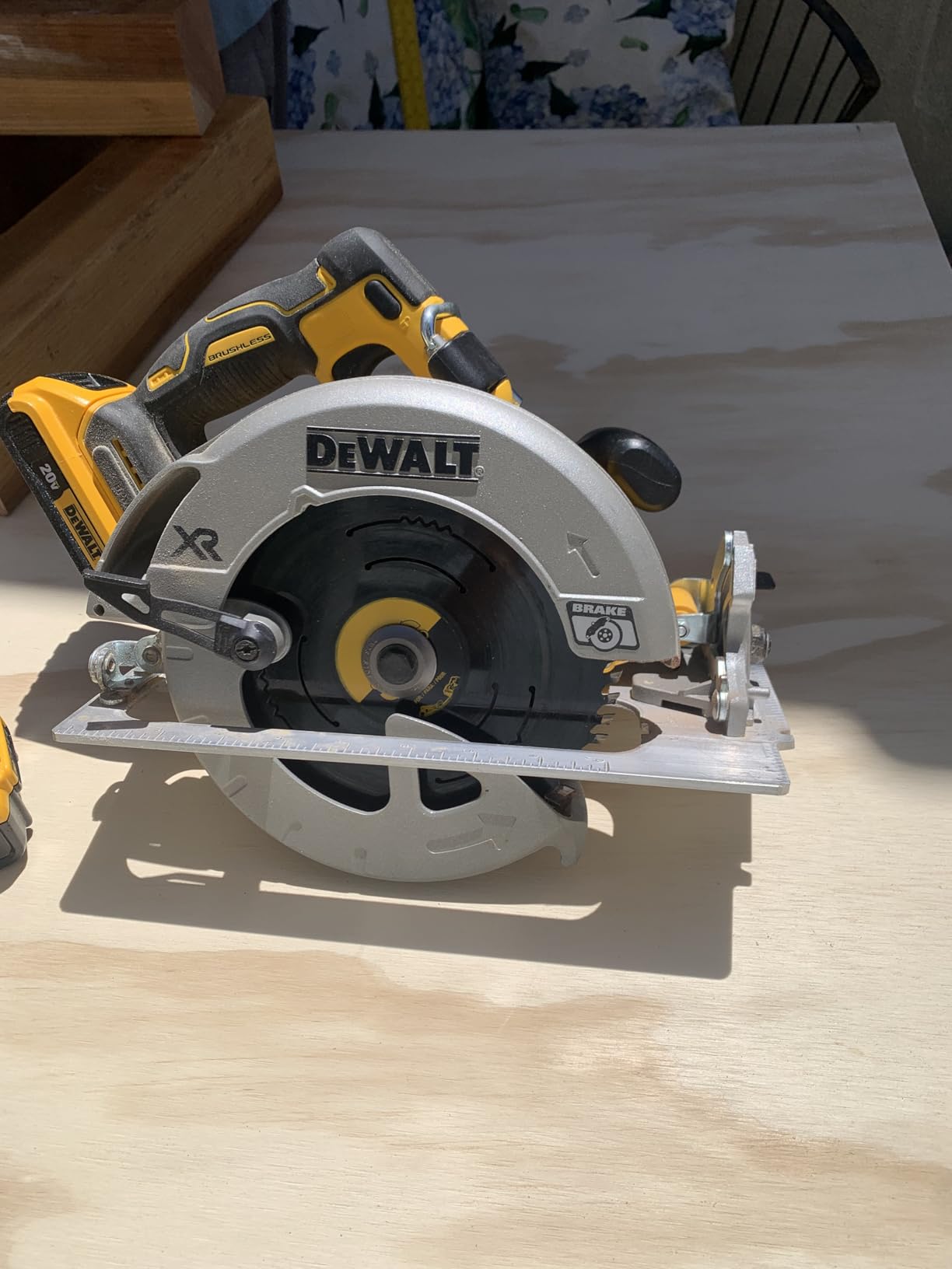 DEWALT 20V MAX XR Brushless Cordless 7-1/4 in. Circular Saw Kit with Battery and Charger (DCS590WW1) customer photo 1