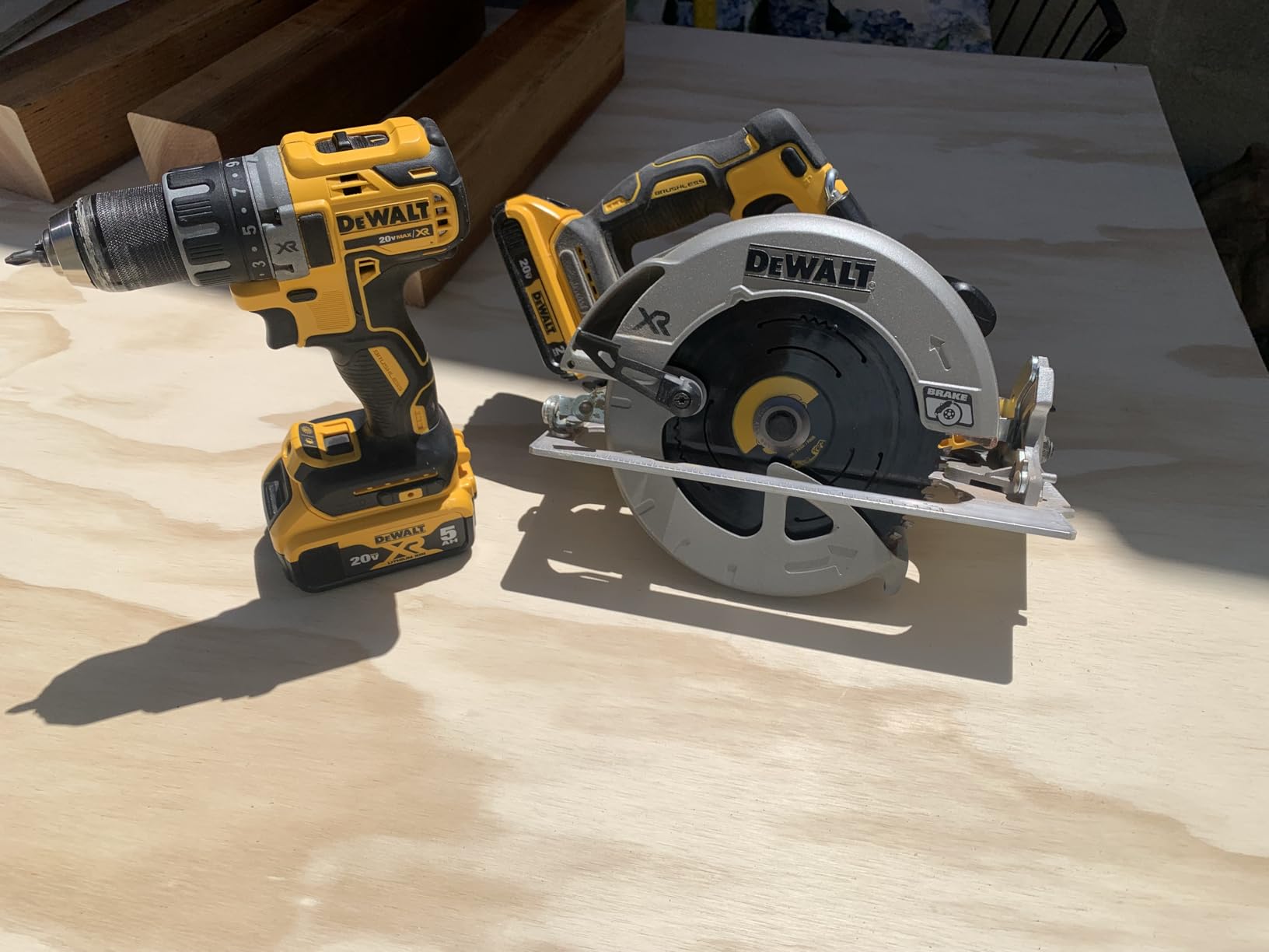 DEWALT 20V MAX XR Brushless Cordless 7-1/4 in. Circular Saw Kit with Battery and Charger (DCS590WW1) customer photo 2