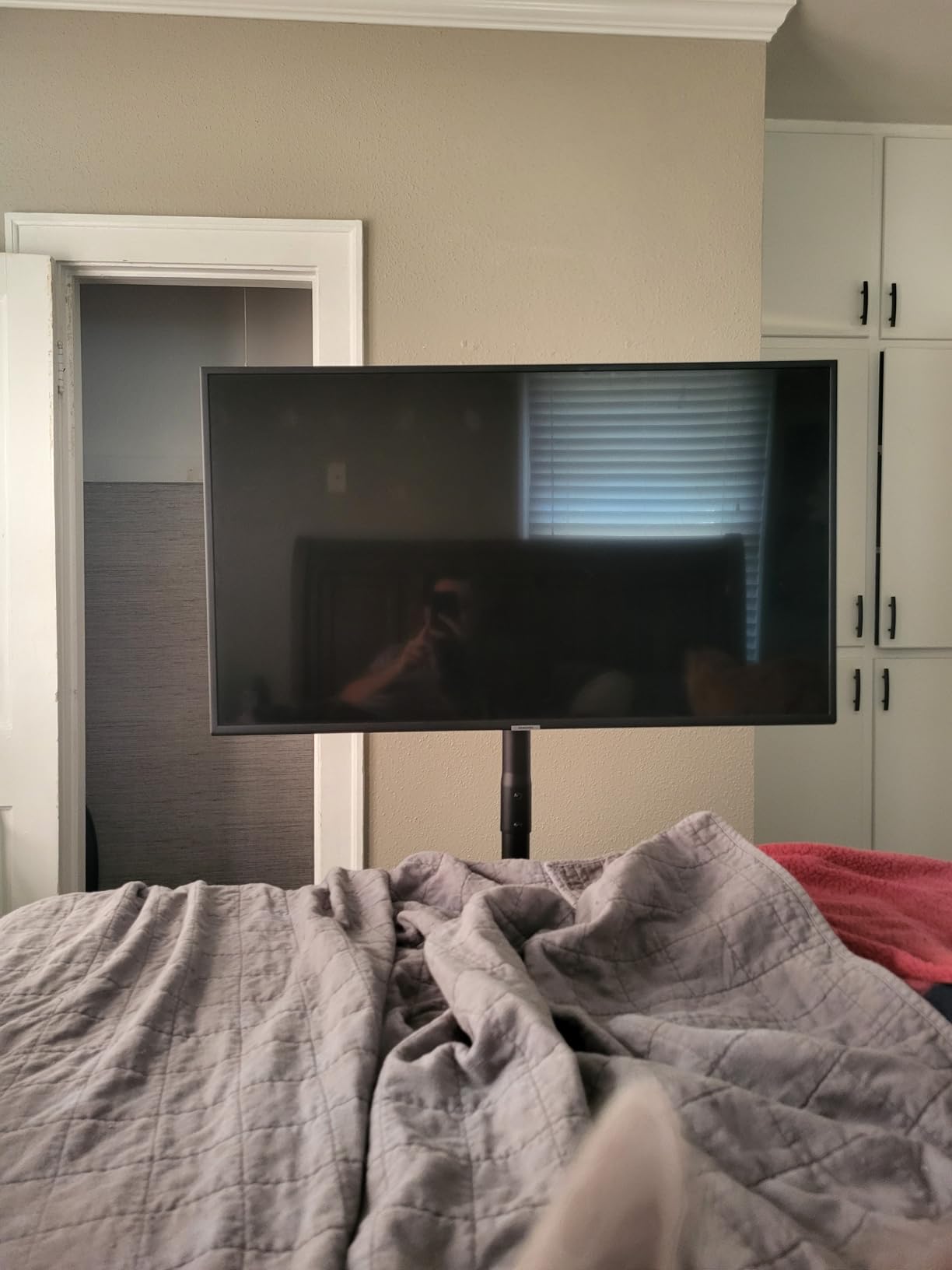 WALI Heavy Duty Ceiling TV Mount for 37-90 inch Large TVs, up to 220 lbs | Hanging Pole Ceiling Mount TV Bracket Up Down, Full Motion with Height Adjustment, Tilt, Swivel, Max VESA 800x400mm (CM3790) customer photo 2