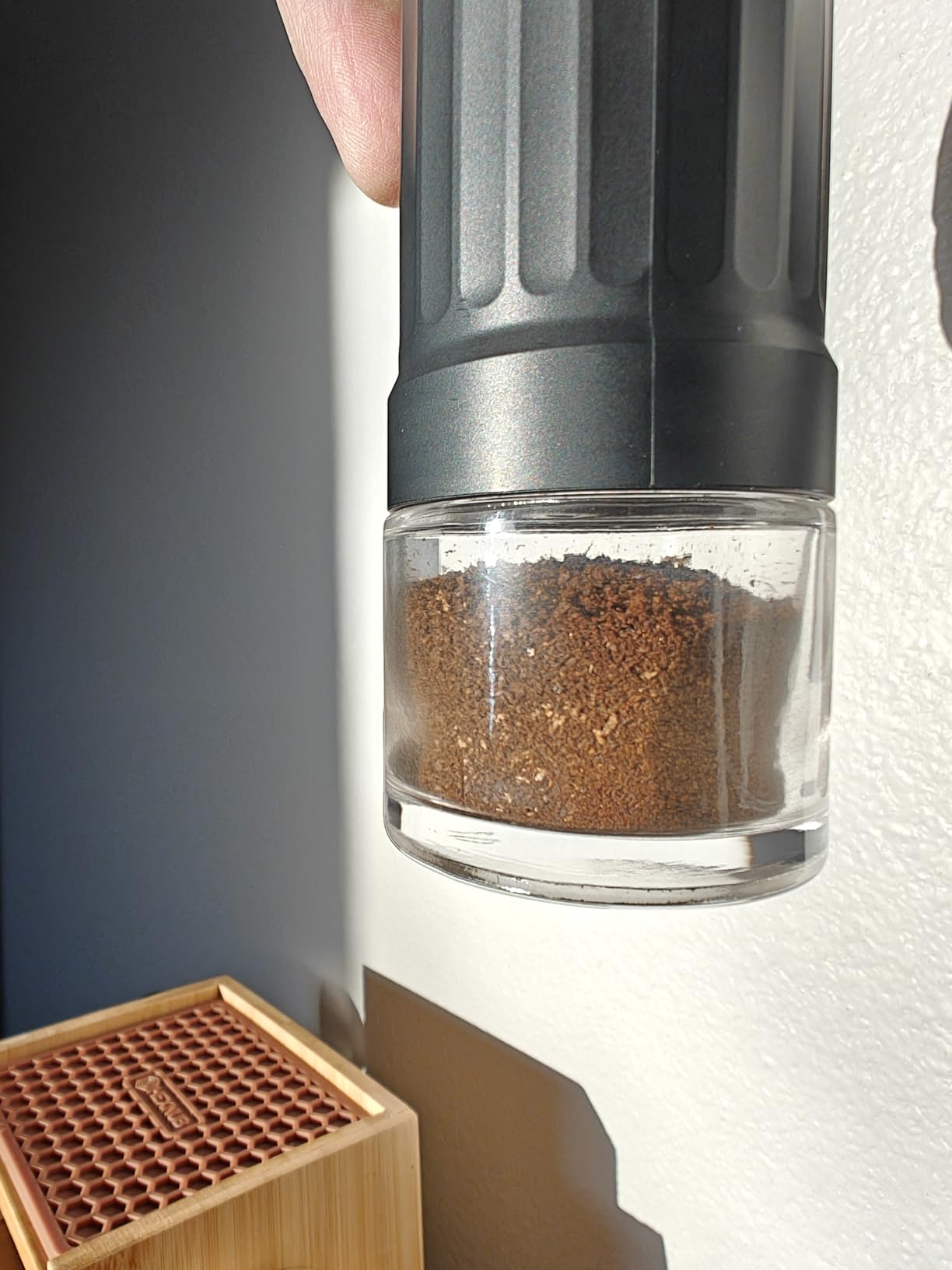 Mini Manual Coffee Grinder with 40 Adjustable Settings, Portable Hand Coffee Bean Mill with 30g Capacity, Conical Burr Coffee Grinder with Crank for Travel, Camping, Office, Espresso, Pour Over customer photo 1