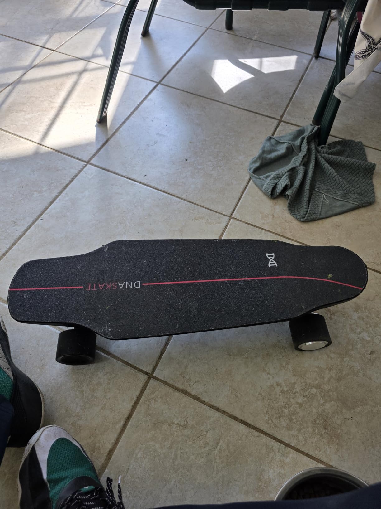 M8 Electric Skateboard with Remote, 15 MPH Top Speed, 9 Miles Range, 400W Hub-Motor customer photo 1