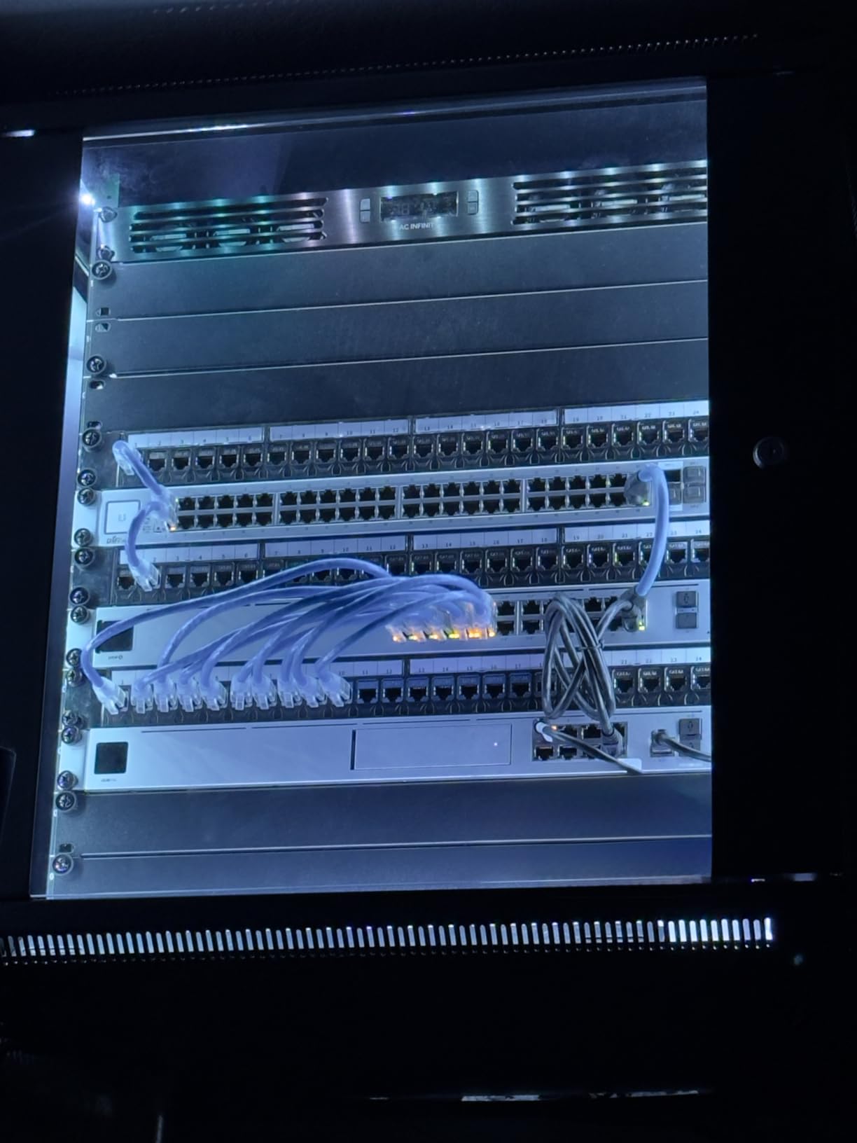 Jadaol [UL Listed] 24 Port Patch Panel Rackmount or Wall Mount 19-Inch, 1U Cat 6 Network Panel Preloaded with 24 Keystone Couplers Plus 1 Spare, 10Gbps Ethernet Panel with Cable Management & Back Bar customer photo 1