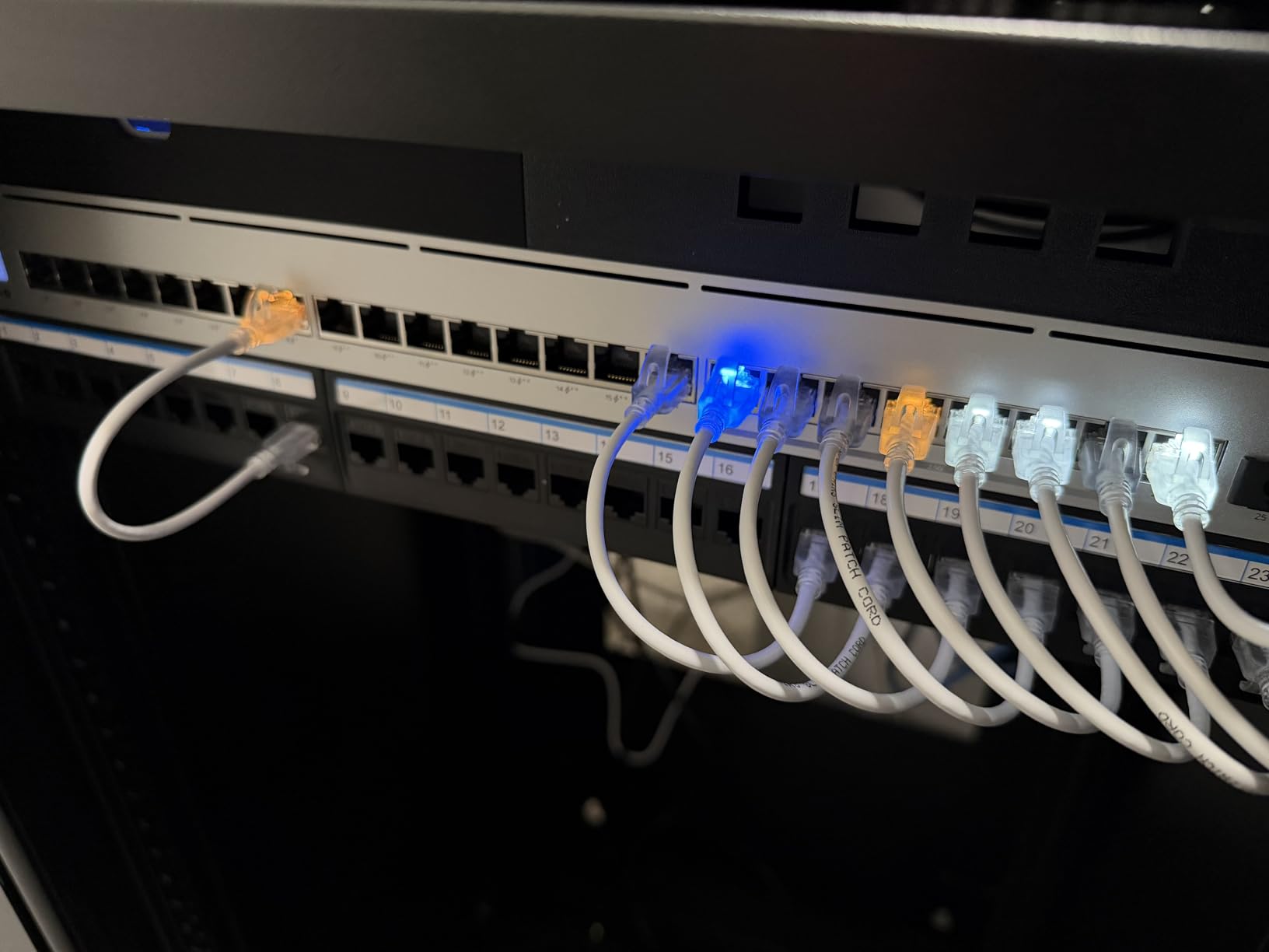 Jadaol [UL Listed] 24 Port Patch Panel Rackmount or Wall Mount 19-Inch, 1U Cat 6 Network Panel Preloaded with 24 Keystone Couplers Plus 1 Spare, 10Gbps Ethernet Panel with Cable Management & Back Bar customer photo 2