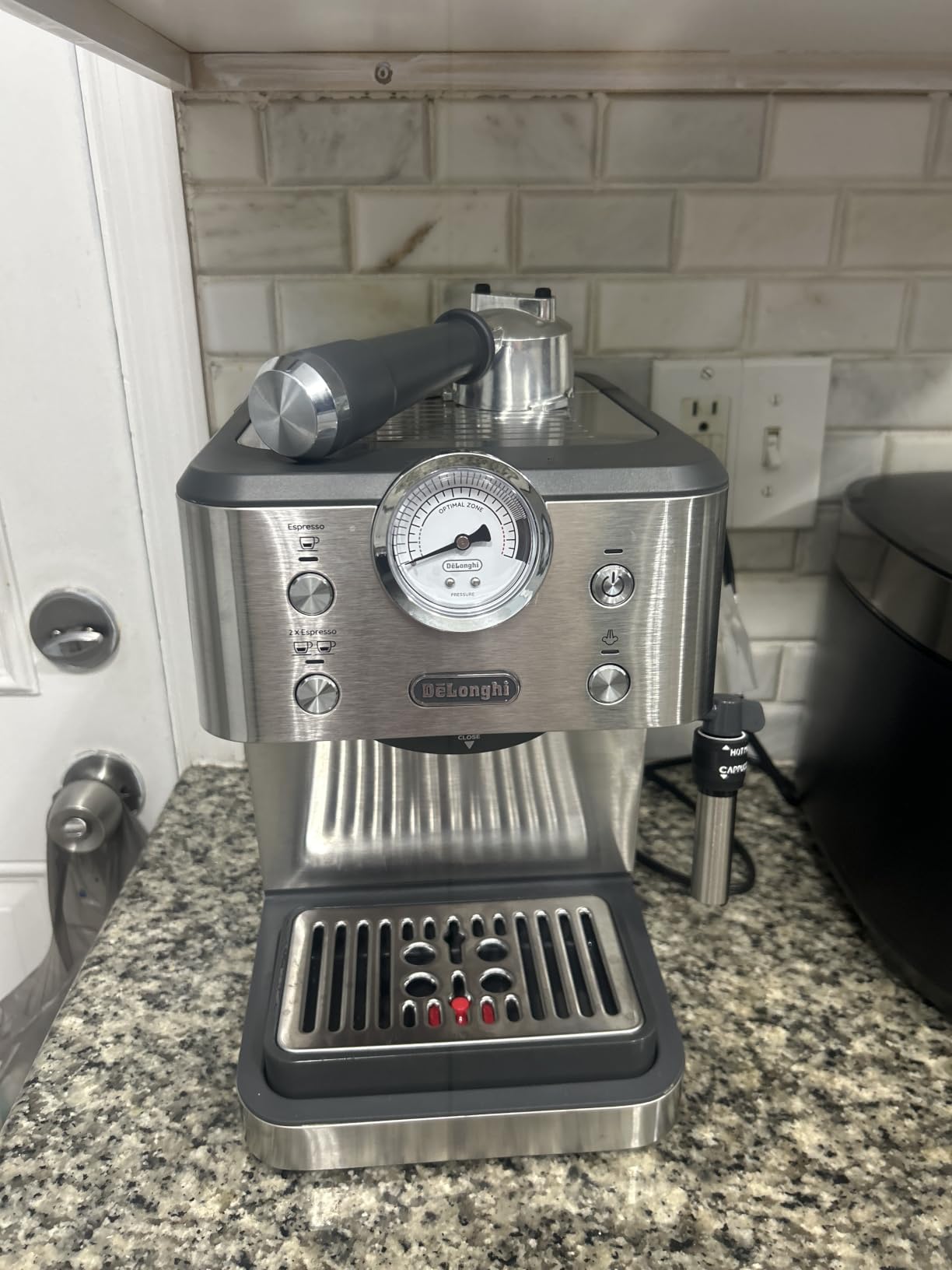 De'Longhi Classic Signature Espresso Machine, Adjustable Milk Frother | #1 Worldwide Espresso Machine Maker, Rapid Heat-Up, Preset Single & Double Espresso, Frother, Pressure Gauge, Compact Design customer photo 2