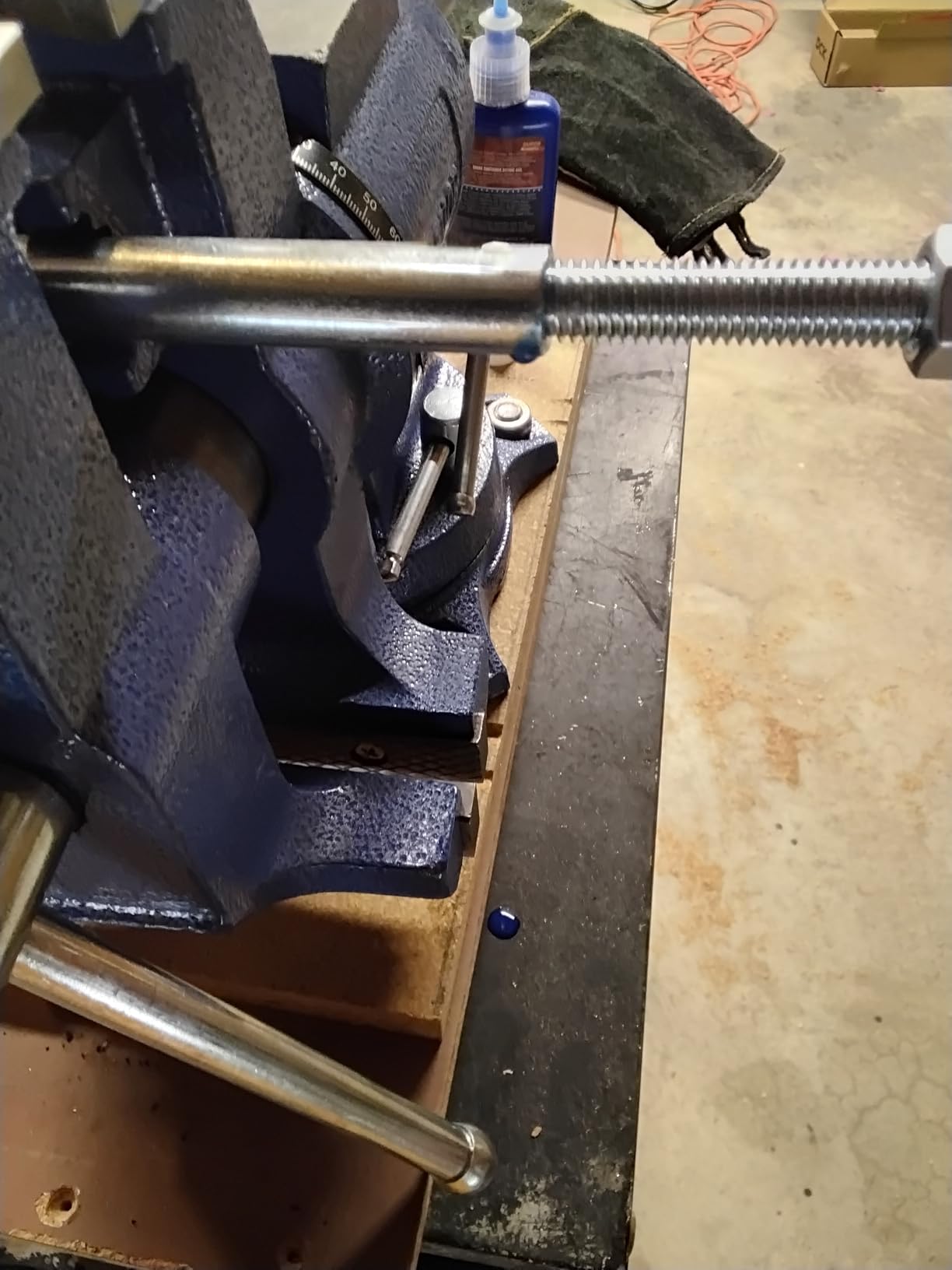 VEVOR Bench Vise 6.5 Inch Jaw Width 360-Degree Swivel Base and Rotate Clamp | for pipe Repairing Metalworking, 5620 lbs Clamp Force, Multi-Purpose Workbench Vise, Heavy Duty Ductile Cast Iron, with Bolts customer photo 1