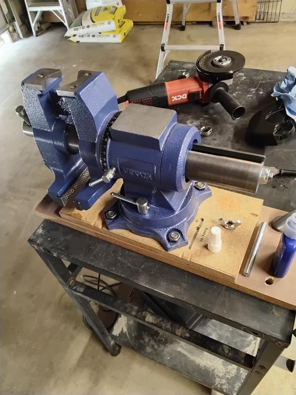VEVOR Bench Vise 6.5 Inch Jaw Width 360-Degree Swivel Base and Rotate Clamp | for pipe Repairing Metalworking, 5620 lbs Clamp Force, Multi-Purpose Workbench Vise, Heavy Duty Ductile Cast Iron, with Bolts customer photo 2