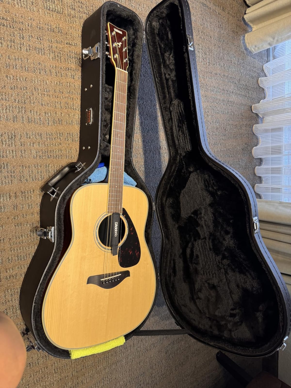 VEVOR Acoustic Guitar Hard Case, 43.31 in Gourd-Shaped Guitar Hard Case, With Lock Latch Key Handle, PVC Padding Soft Lining Water-Resistant Hard Shell Guitar Case, for 39-41 in Acoustic Guitar, Black customer photo 1