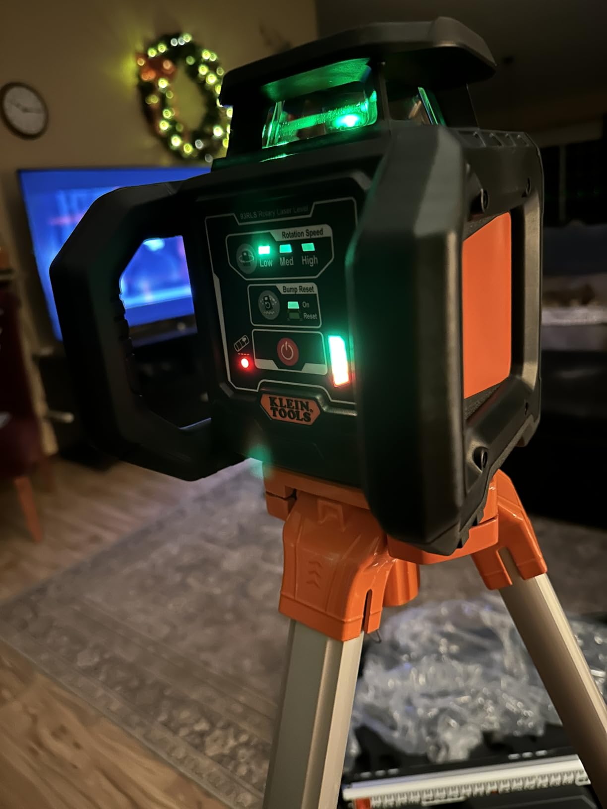 Klein Tools 93RLS Green Self-Leveling Rotary Laser Level Kit, Horizontal/Vertical with Plumb Spot, 1150-Foot Range, Rechargeable, Tripod, Detector, 9-Foot Grade Rod, Carrying Case, ≤ 5mW Class 3R customer photo 1