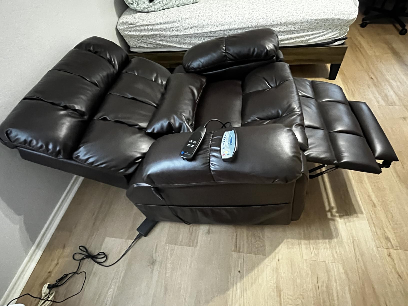 Big Tall Man Lay Flat Recliner with Massage Heat, Extra Wide Power Lift Recliner Chair for Elderly, Adjustable Headrest, Extended Footrest, USB Ports, Type C, Hidden Cup Holders, Storage Boxes, Beige customer photo 2