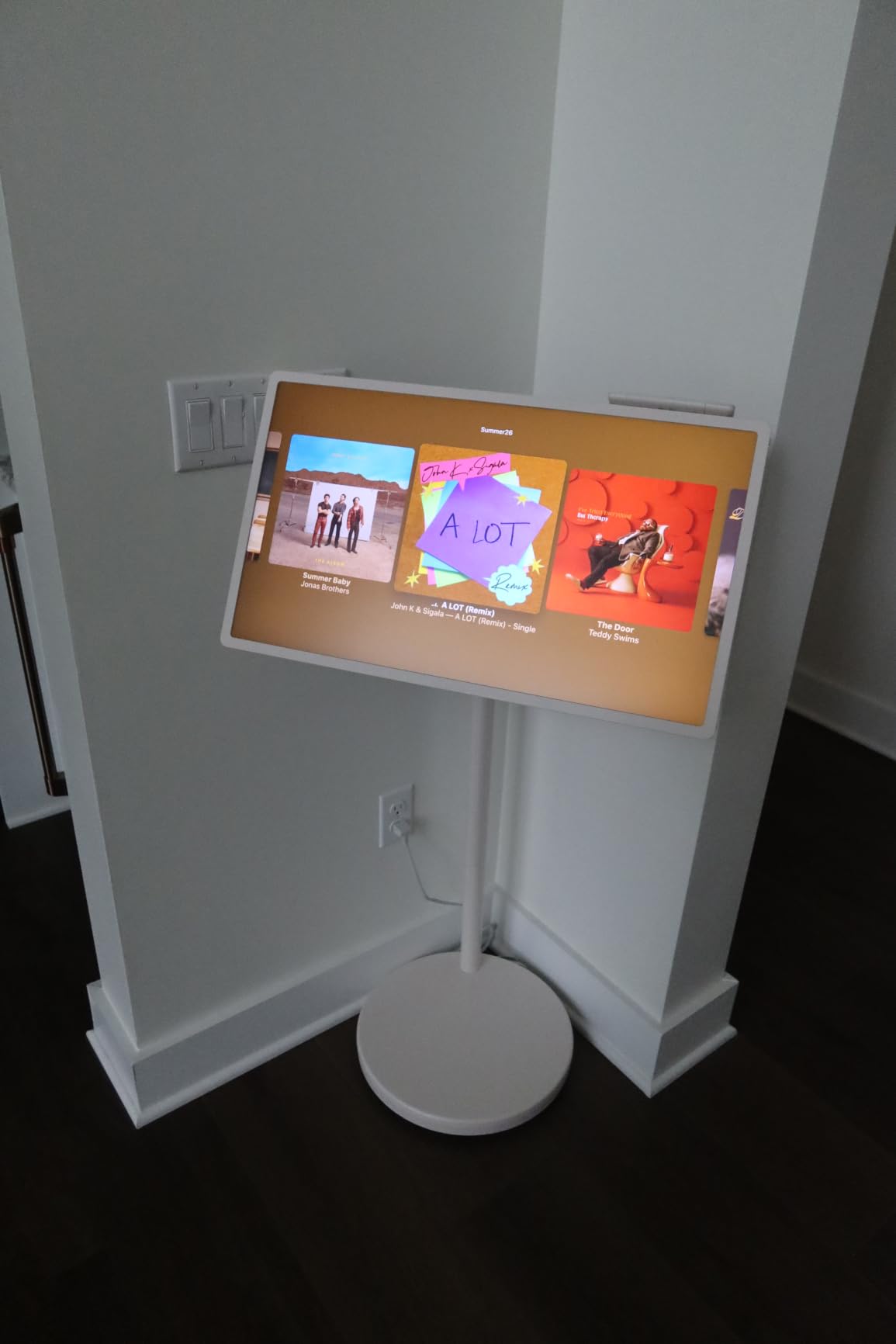 LG 27-Inch StanbyME 2 with Folio Cover, Portable Touch Screen TV, Dolby Vision, HDR10, Filmmaker Mode, Built-in Battery, Full Swivel Rotation (27LX6TYGA, 2025) customer photo 2
