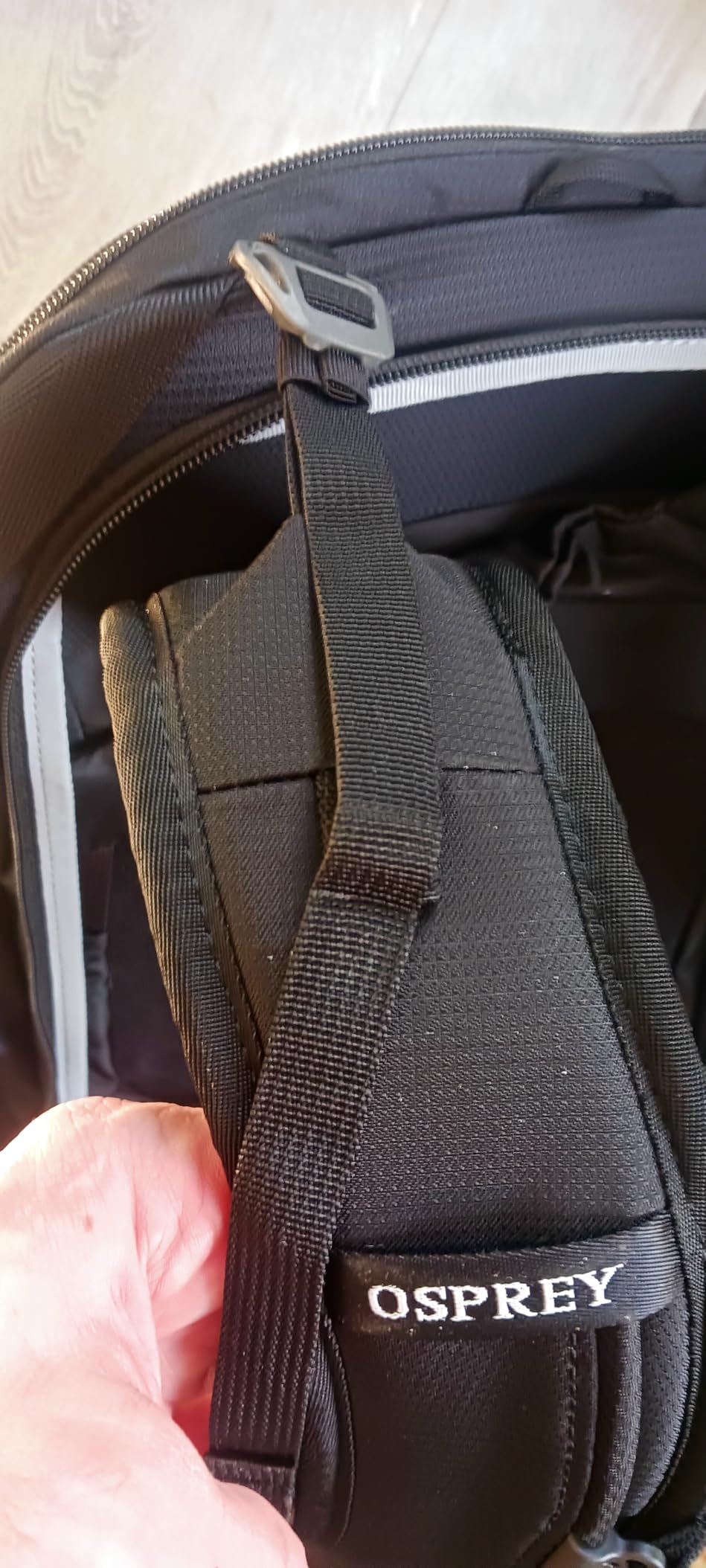 Osprey Farpoint 40L Men's Travel Backpack - Carry On Bag with Laptop Sleeve and Toiletry Pocket, Black customer photo 2