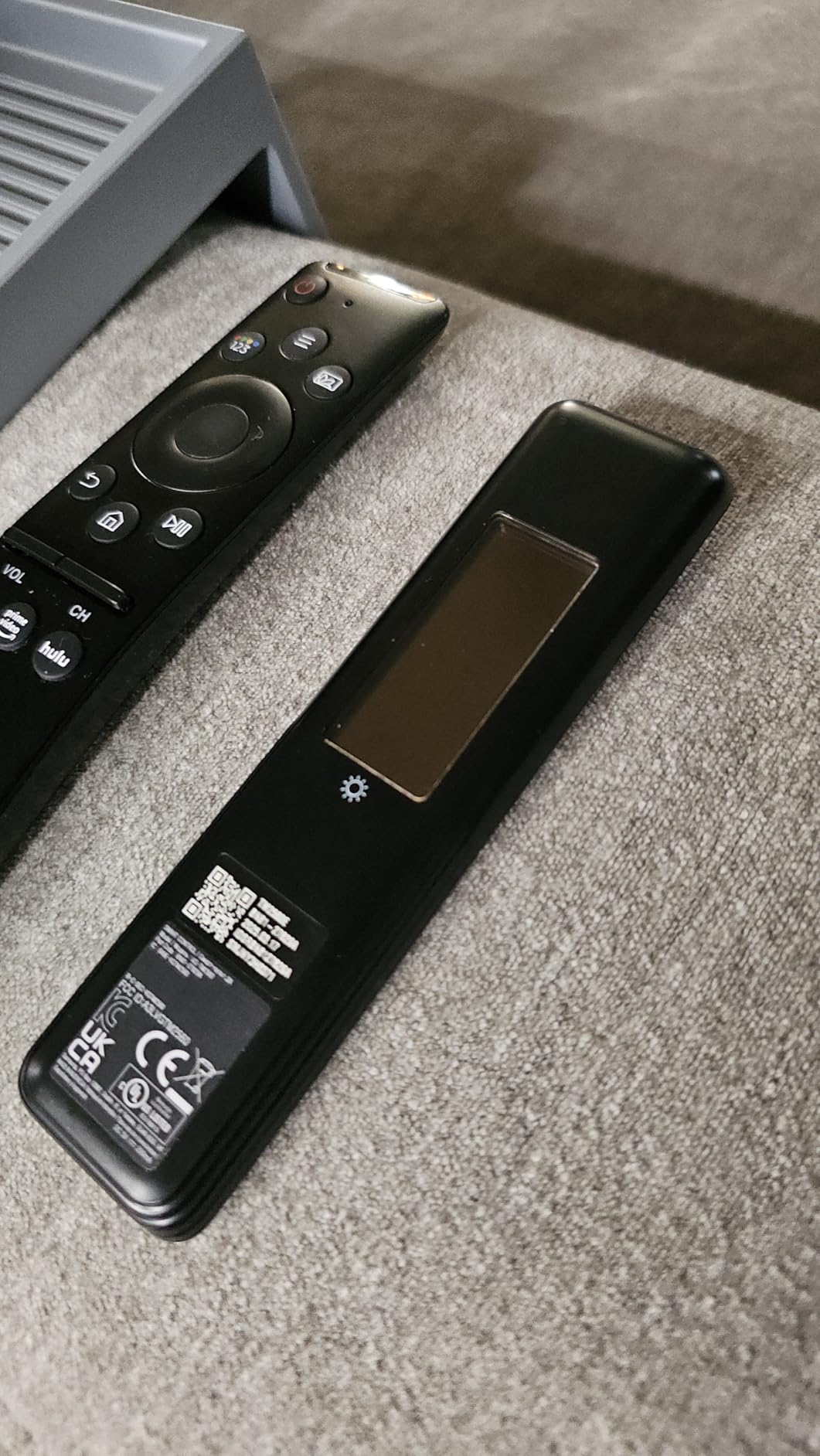 Samsung SolarCell Remote, Solar Powered, Self-Charging TV Remote Control, USB-C Rechargeable, Innovative Design, Made of Recycled Materials, 2025, VG-TM2560EN/ZA, Black customer photo 2