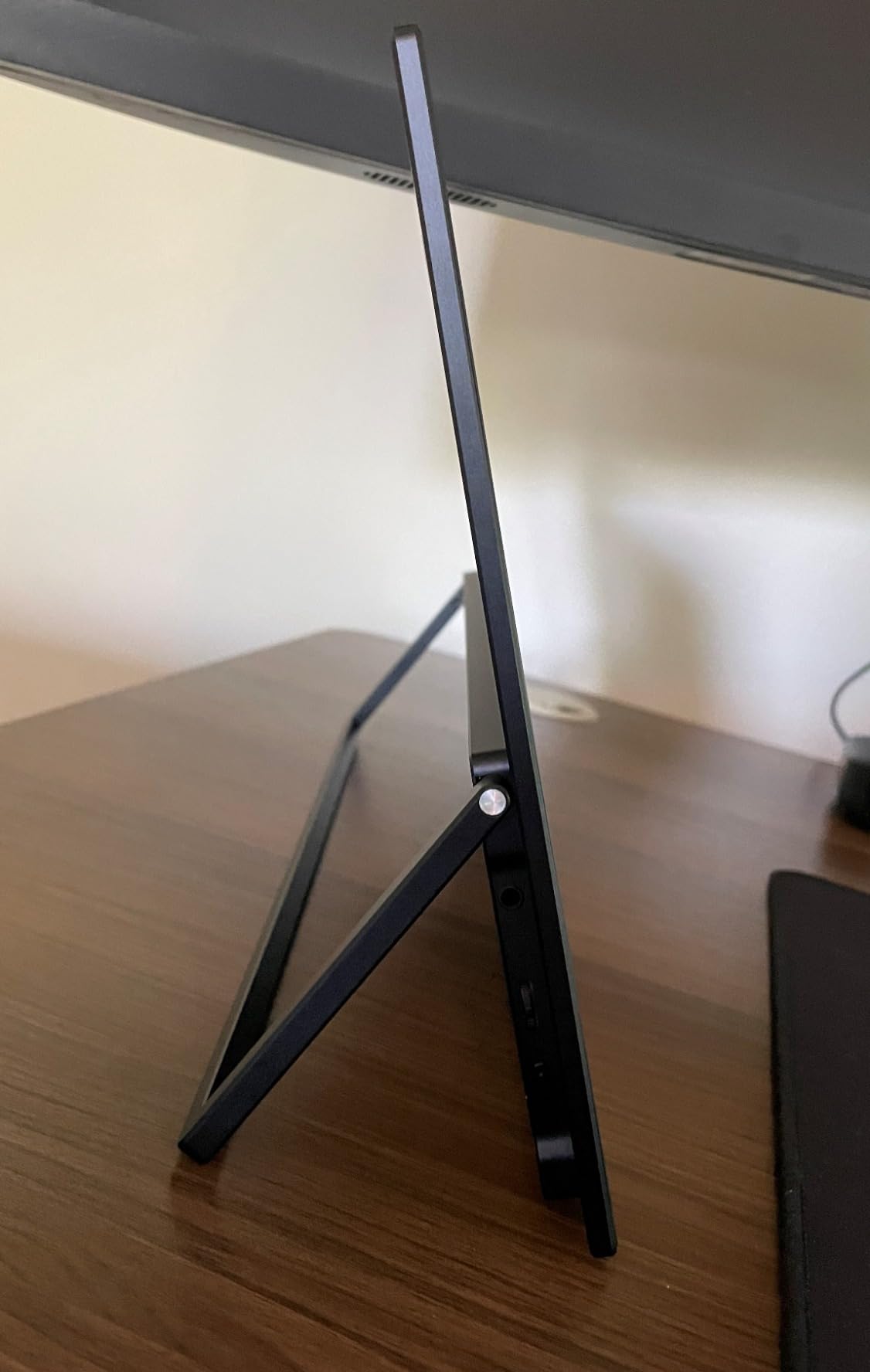 Upperizon Portable Monitor 14 inch 4K 3840X2400 100000:1 100% DCI-P3 OLED HDMI USB-C Travel Monitor for Laptop MacBook PC Surface PS5 Xbox, External Display with Kickstand & Speakers, VESA Compatible customer photo 2