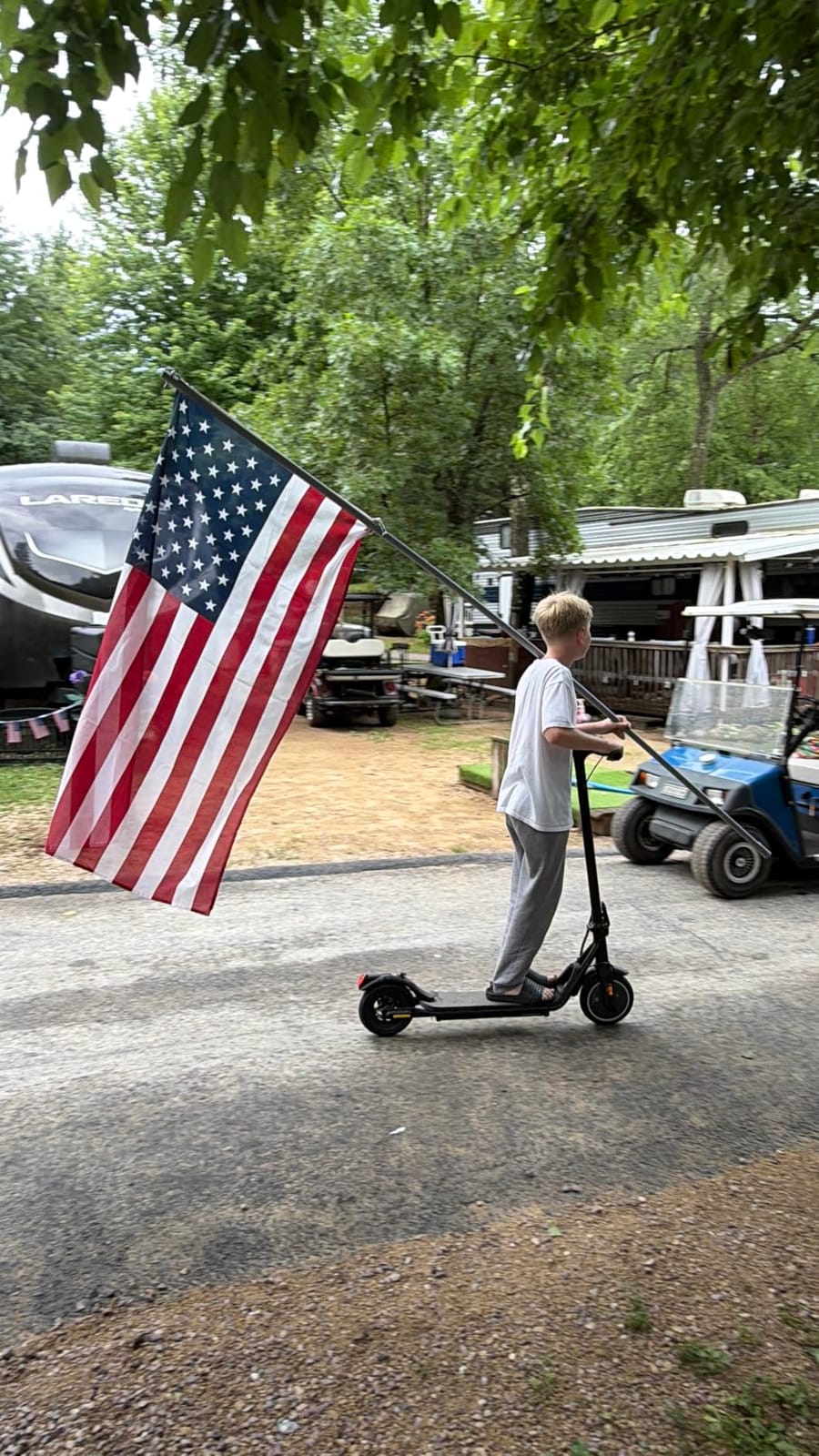 INVANTI E20 Adult Electric Scooter with Smart APP, Max 19 Miles & 18 MPH, 350W Motor, 8.5