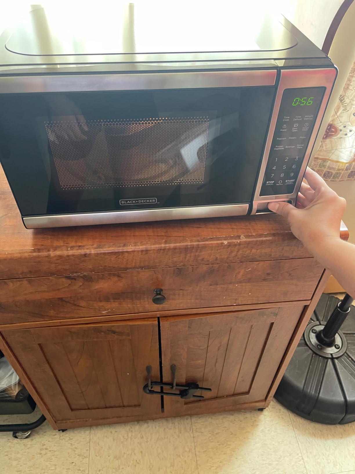 BLACK+DECKER Over-the-Range Microwave Oven with Air Fryer, 1.5 Cu.Ft, 900W | 6-in-1 Cooking Modes, Convection & Bake, Sensor Reheat, 300 CFM Vent, Air Fryer Combo, Stainless Steel customer photo 1