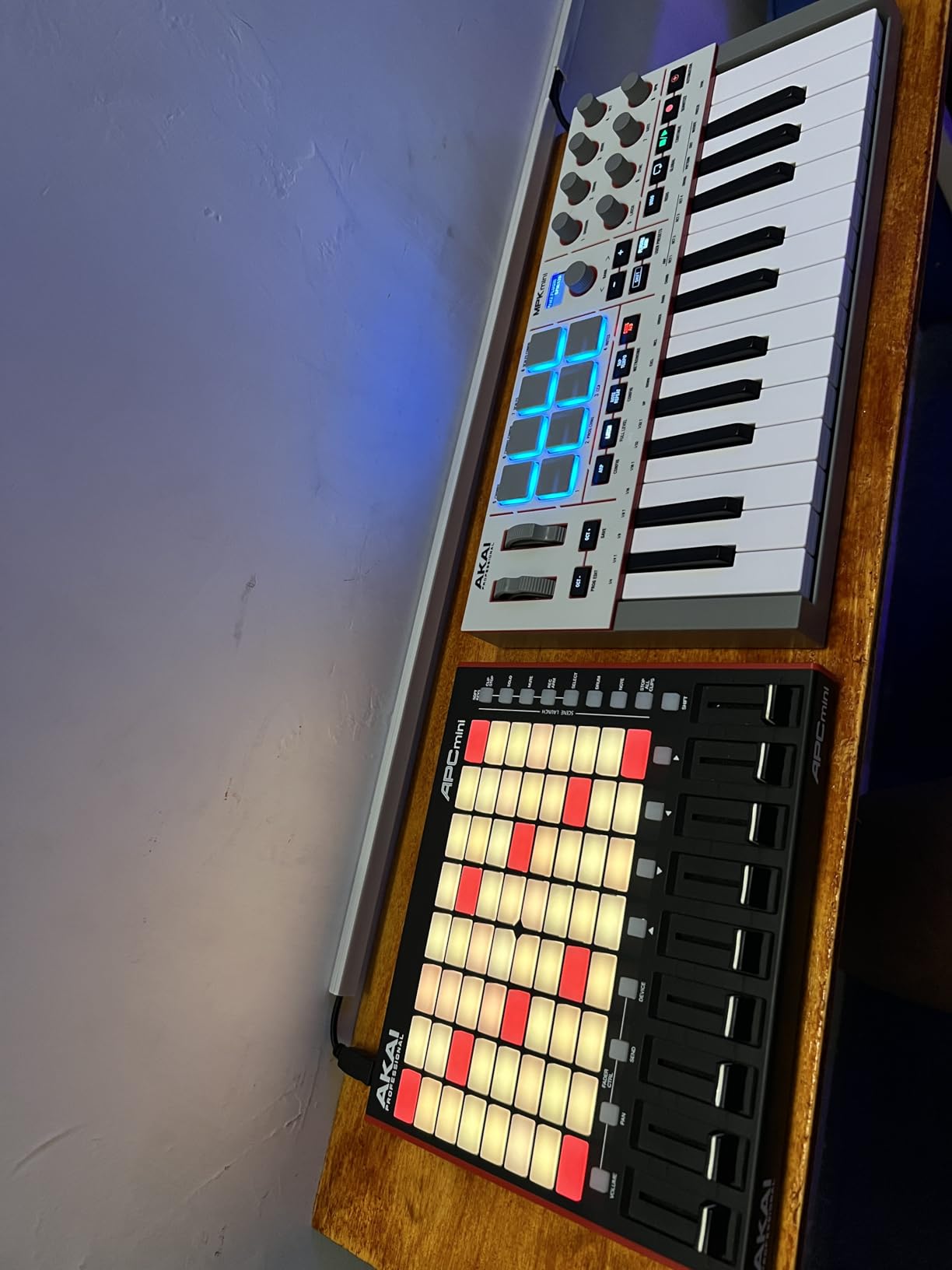 Akai Professional MPK Mini IV USB-C MIDI Keyboard Controller for Beginners and Producers - MPC Drum Pads, 360 Knobs, Pitch and Mod Wheels, Production Software, Native Instruments Sound Package, Black customer photo 1
