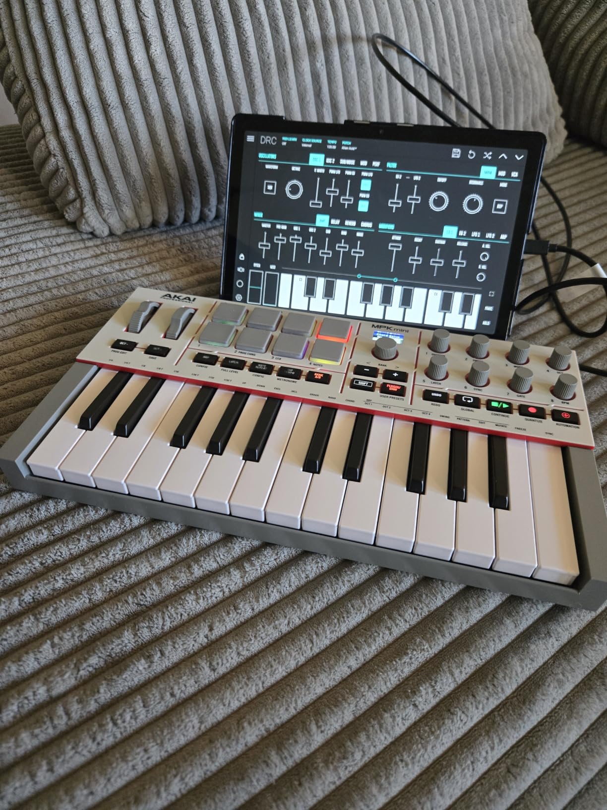 Akai Professional MPK Mini IV USB-C MIDI Keyboard Controller for Beginners and Producers - MPC Drum Pads, 360 Knobs, Pitch and Mod Wheels, Production Software, Native Instruments Sound Package, Black customer photo 2