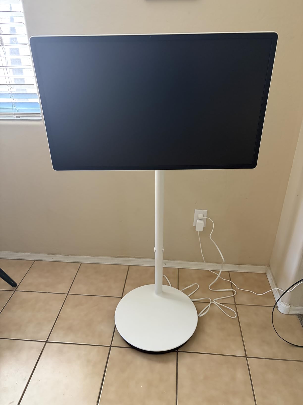 The Movingstyle 27-inch Class Portable Smart Touch Screen (UN27LSM7) Detachable and Rollable Style, Built-in Battery, NQ4 AI Gen2 Processor, Motion Xcelerator 120Hz customer photo 1