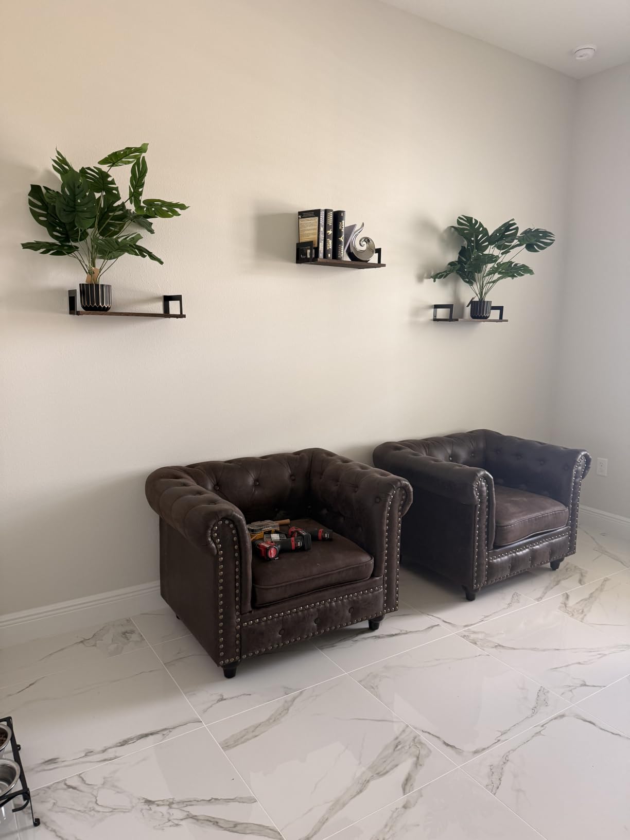 Harwaya Wall Mounted Bookshelf, Floating Bookshelves for Bedroom, 17 Inches Long Wall Mount Book Shelves for Living Room Office Books, Black Wall Book Holder Bookcase (Set of 3) customer photo 1
