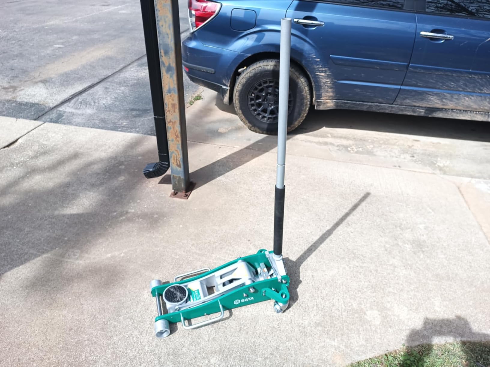 SATA 3-Ton (6,600 lb) Aluminum Floor Jack, Low-Profile Design with Dual-Piston Rapid Lift Pump, Tested for 1.5X Overload for Ultimate Safety, 30% Lighter Than Steel Model customer photo 2
