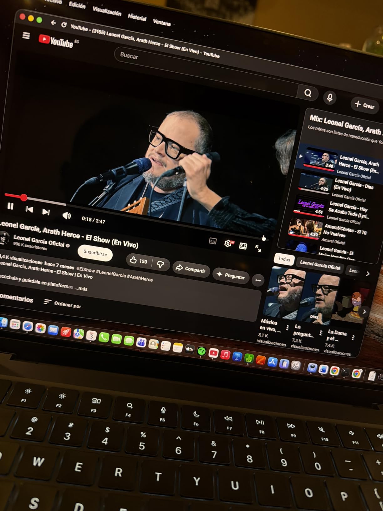 2025 MacBook Pro Laptop with Apple M5 chip with 10-core CPU and 10-core GPU: Built for AI, 14.2-inch Liquid Retina XDR Display, 24GB Unified Memory, 1TB SSD Storage; Space Black customer photo 2