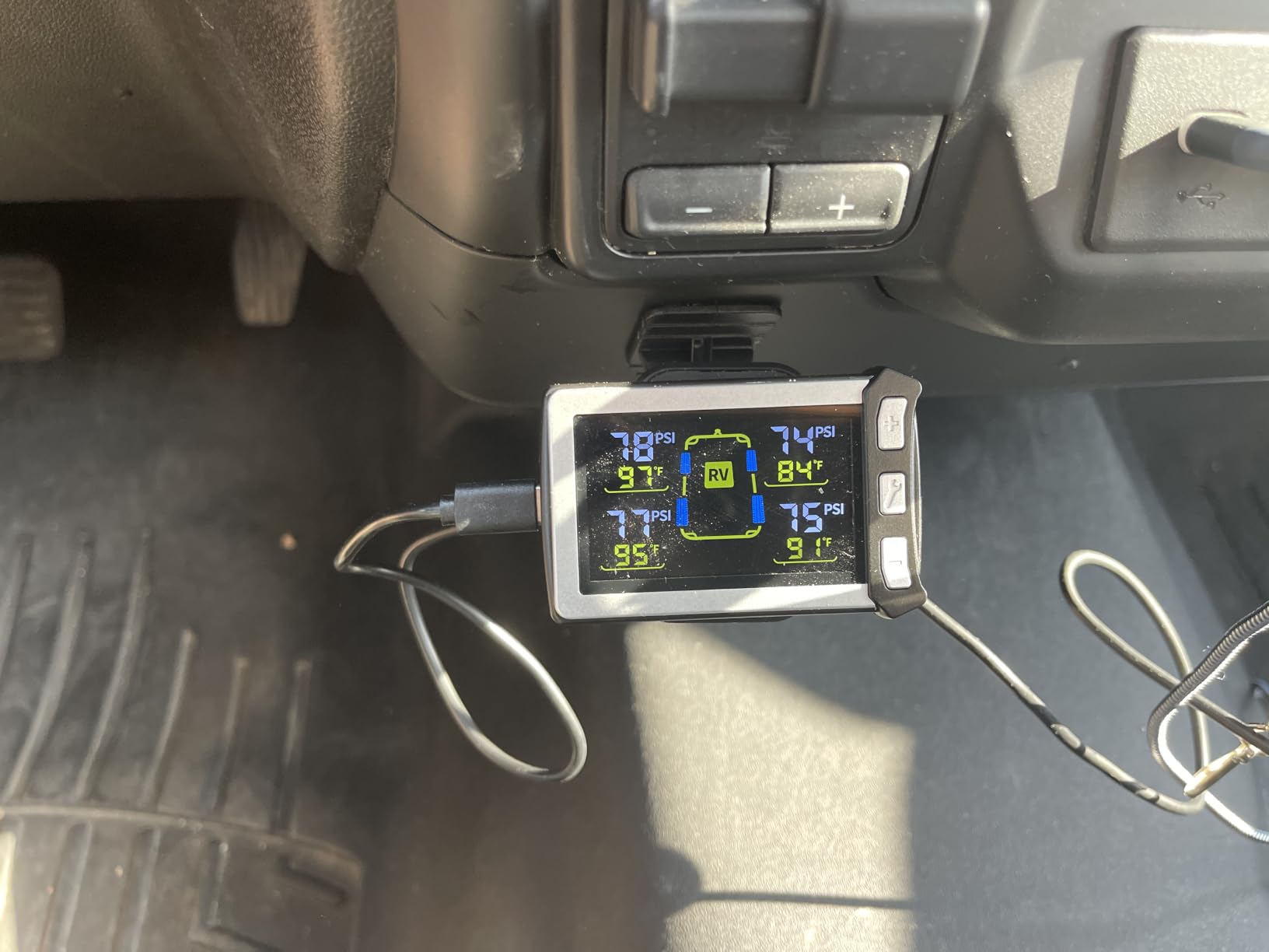Masoll RV Tire Pressure Monitoring System, TPMS Sensors Set of 6 | Color LCD Display, Ideal for Travel Trailer/5th Wheel/Camper, 0-145psi, 120ft Transmission Distance, Signal Booster Included customer photo 1